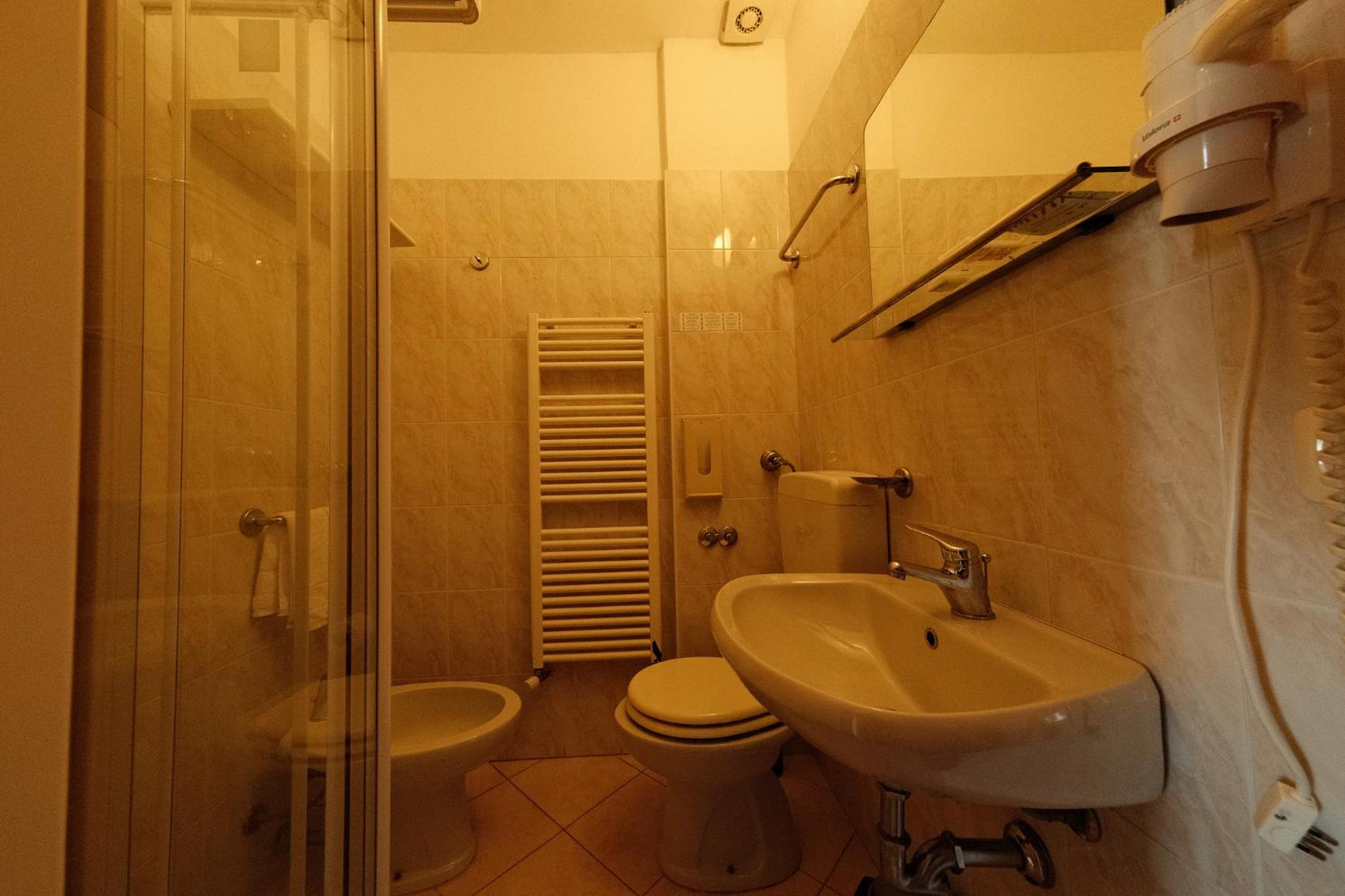 Standard Double Room - Photo 6