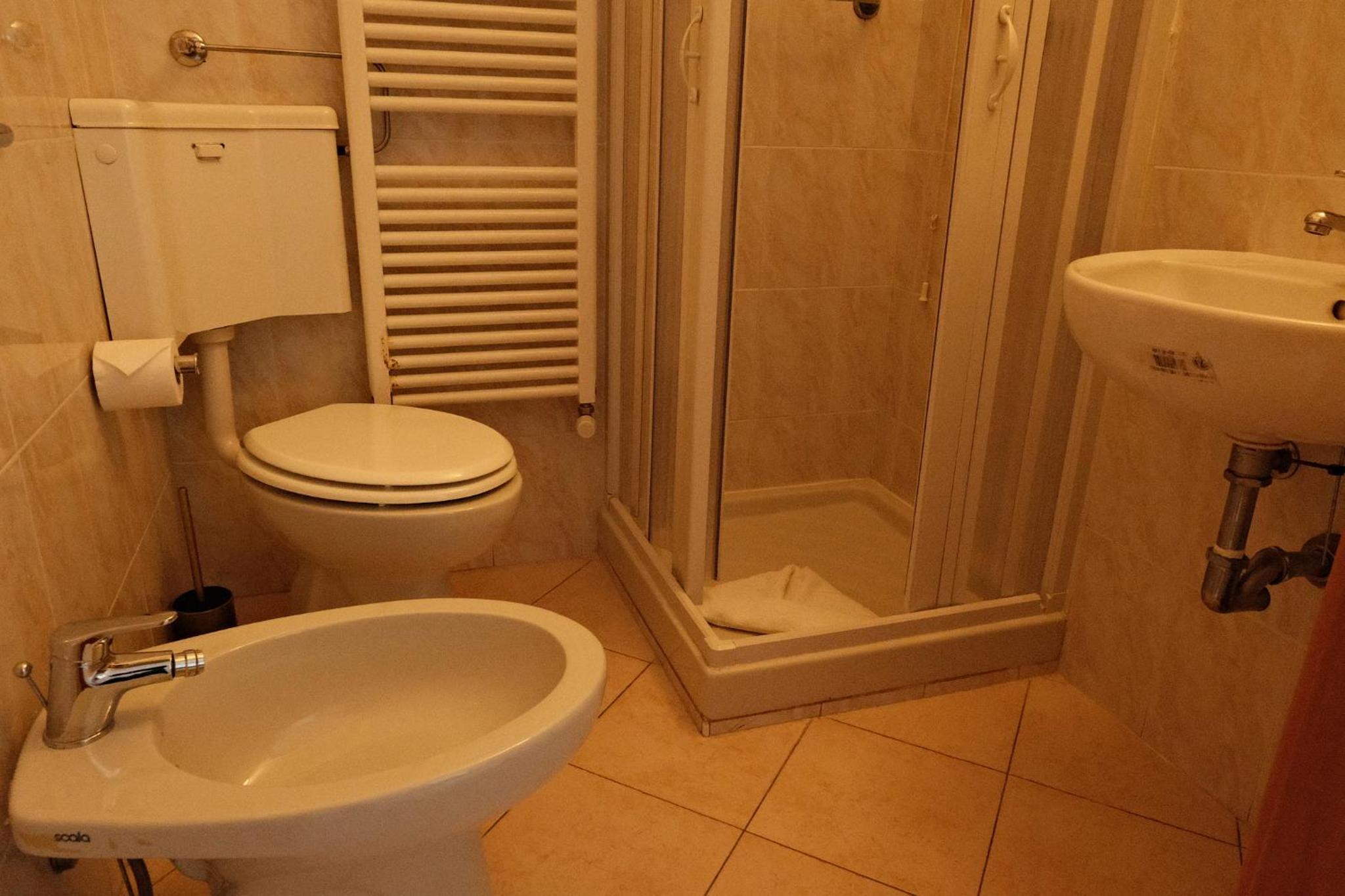 Standard Double Room - Photo 10