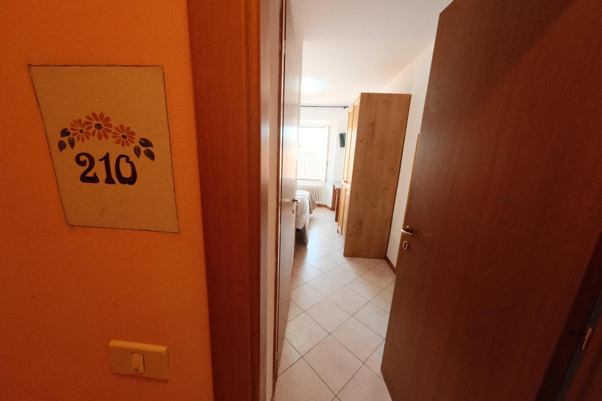 Standard Double Room - Photo 11