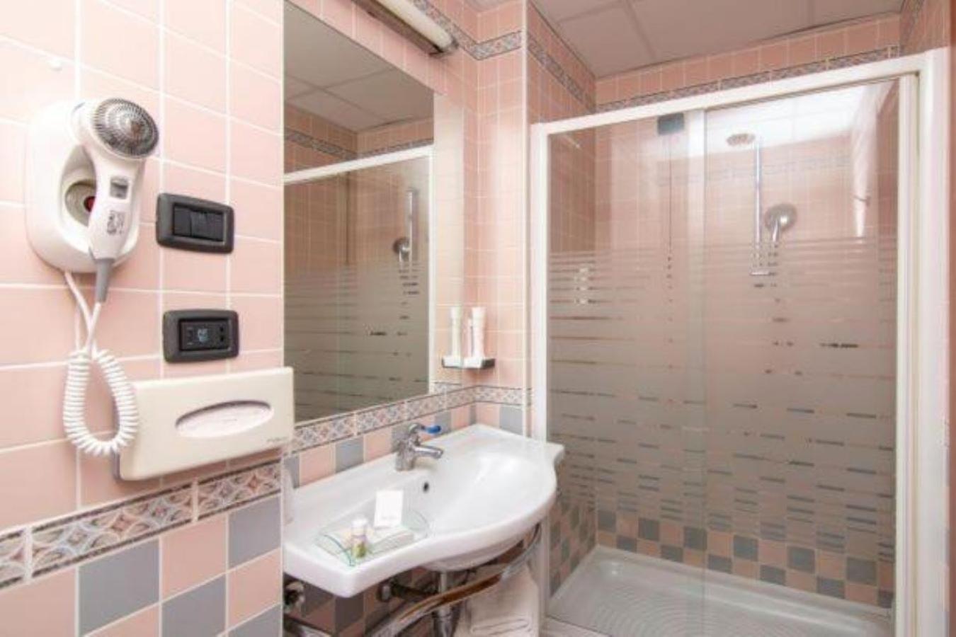Standard Twin Room - Photo 3