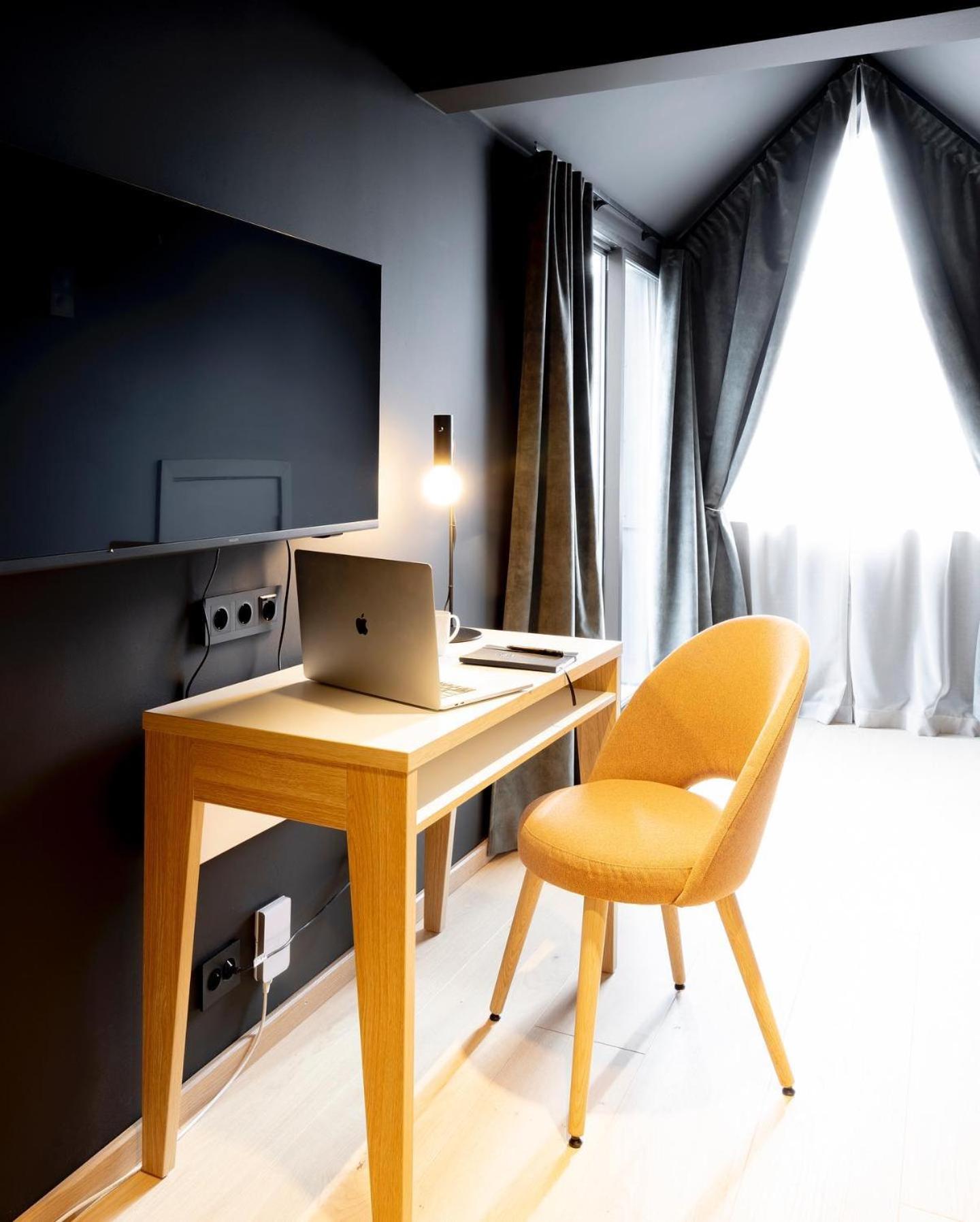 King Suite with Balcony - Photo 4