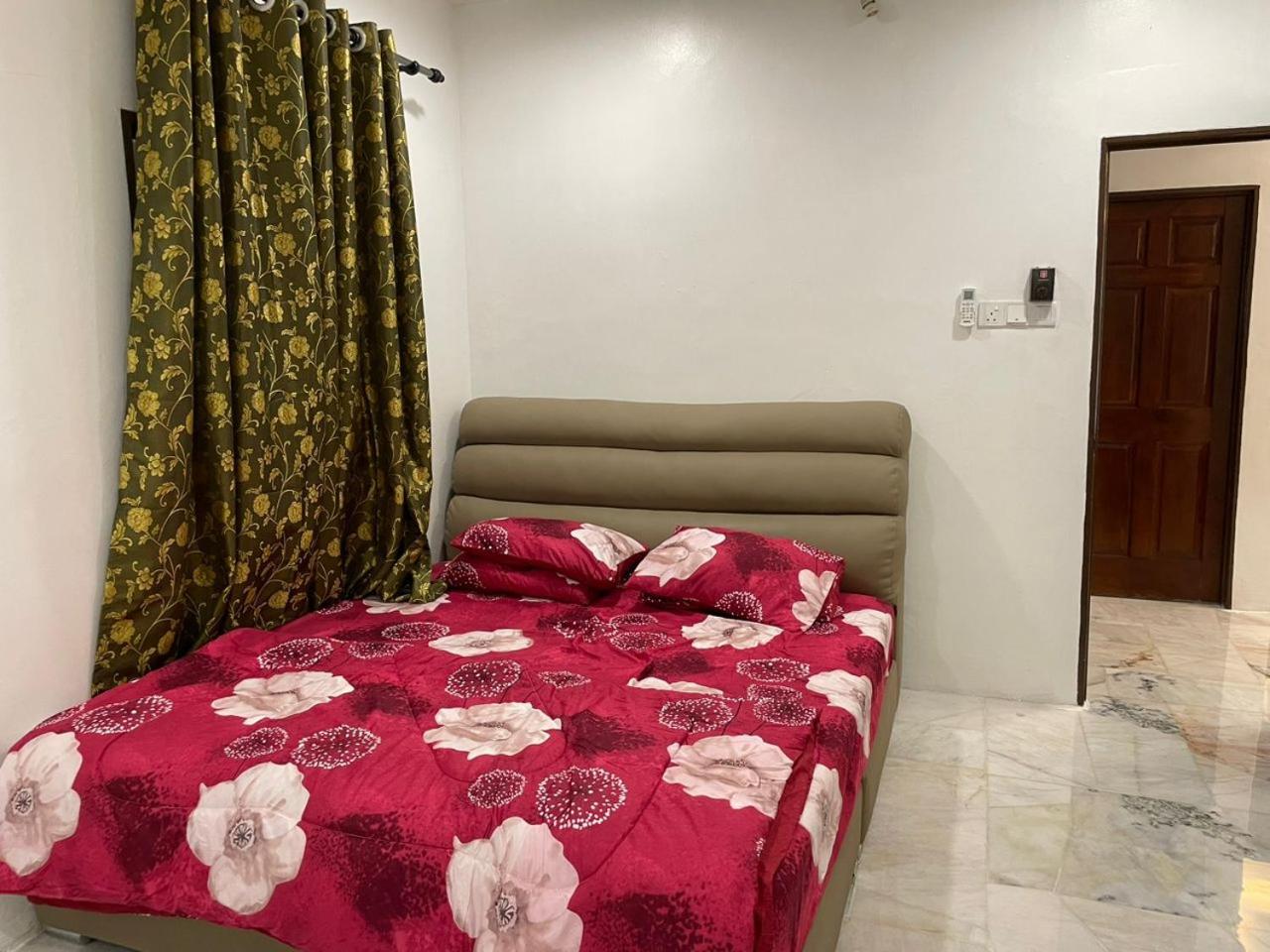 Four-Bedroom House photo 3