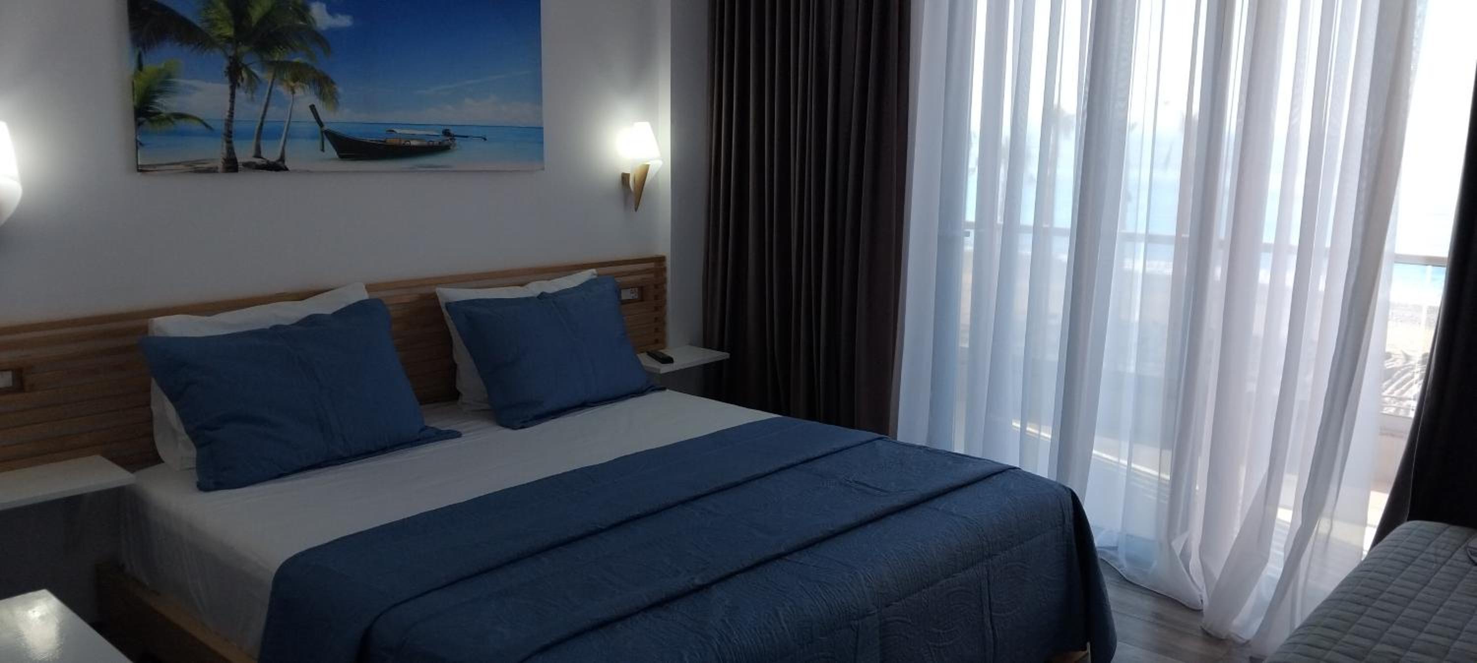 Deluxe Triple Room with Sea View photo 3