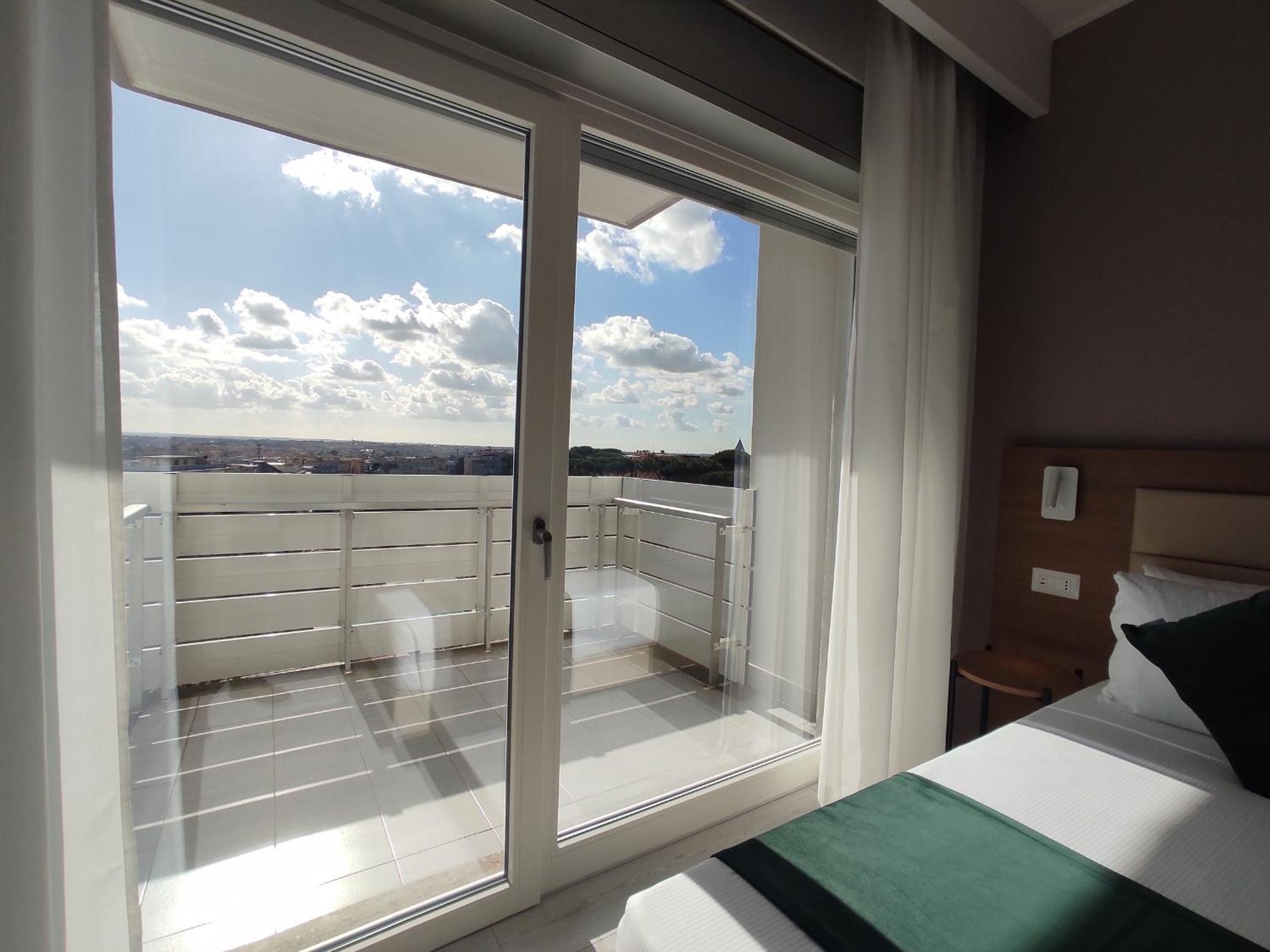 Family Room with Balcony photo 3