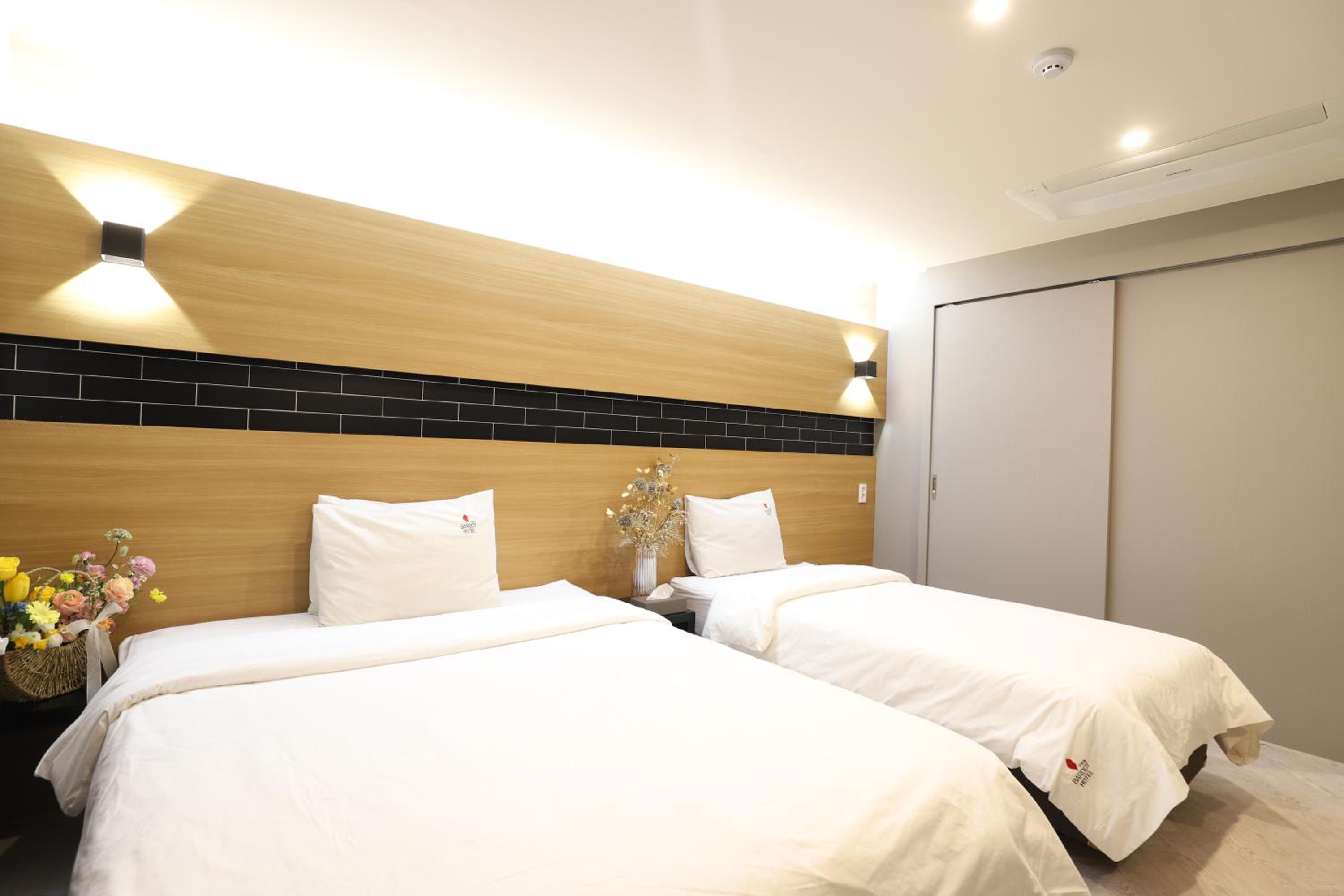 Standard Twin Room - Photo 4
