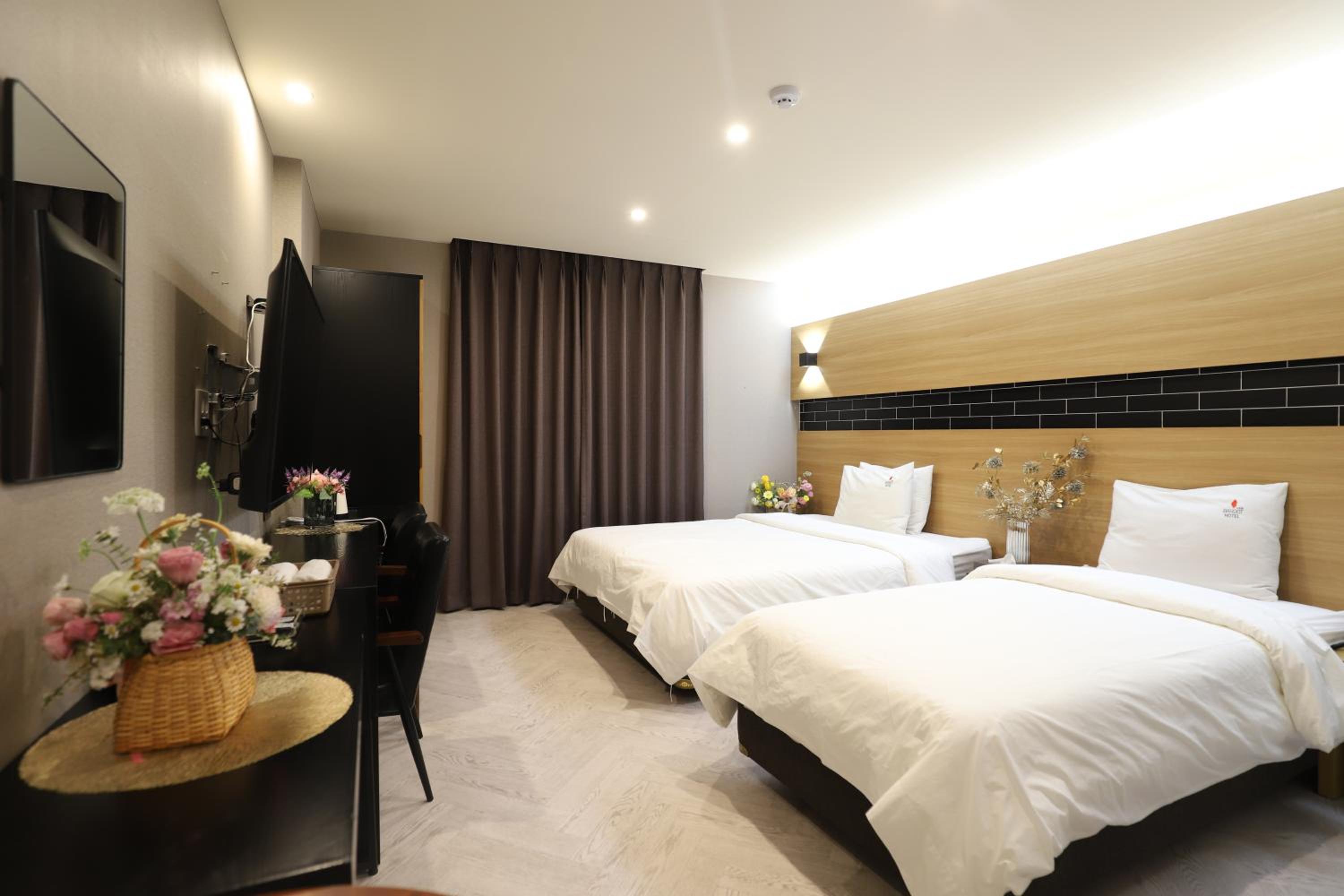Standard Twin Room - Photo 1