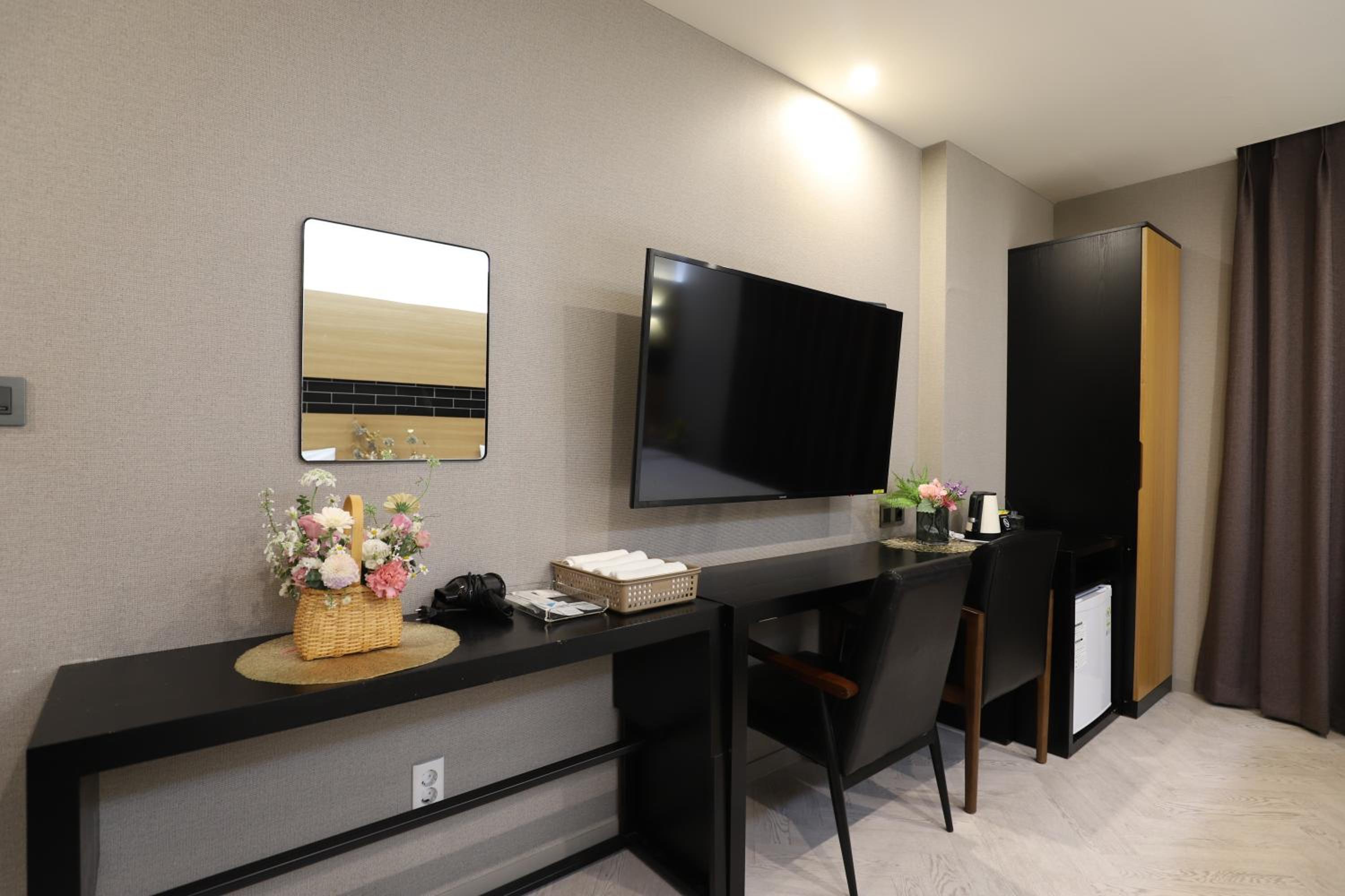 Standard Twin Room - Photo 3
