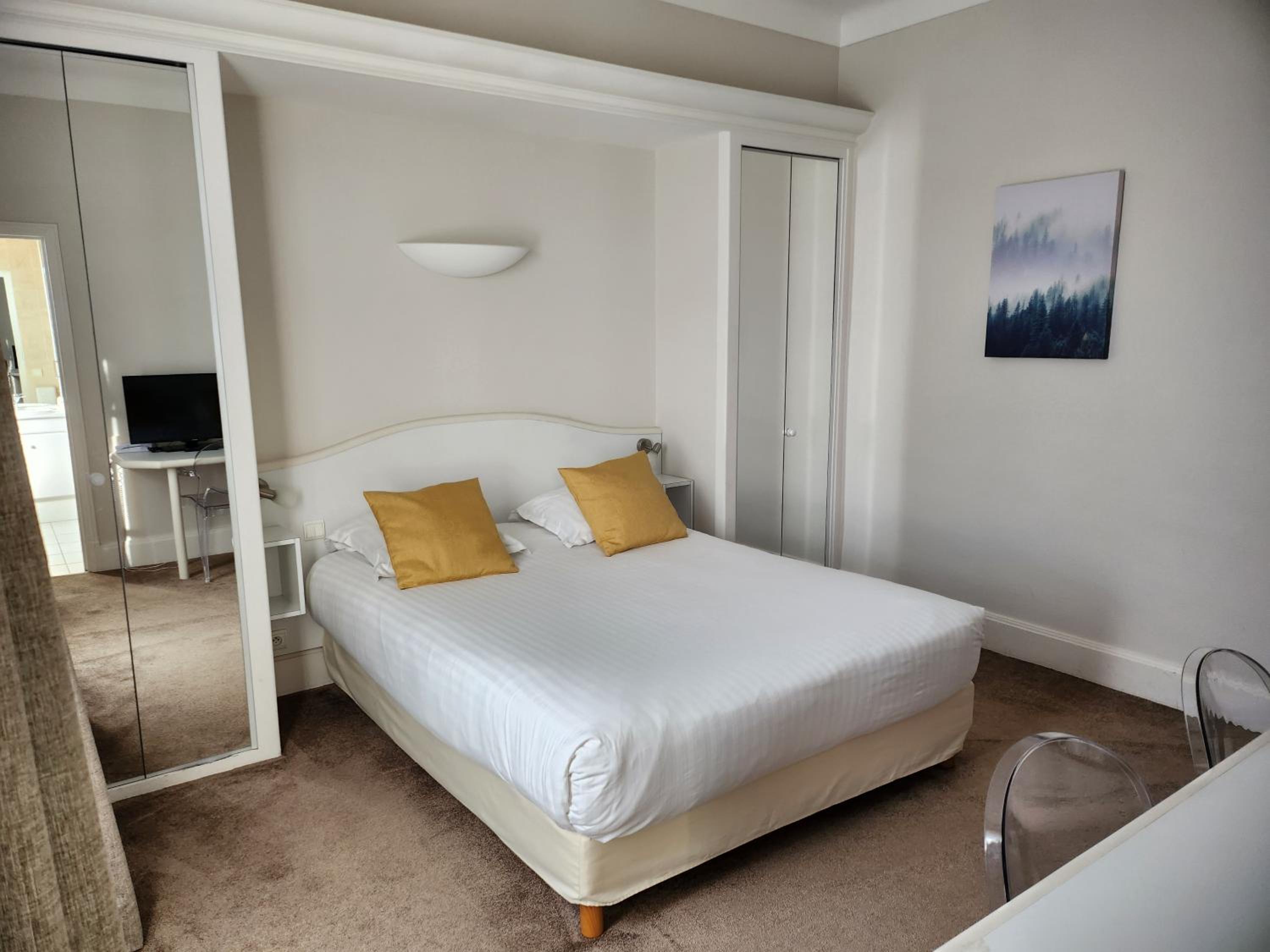 Classical Double Room - Photo 12