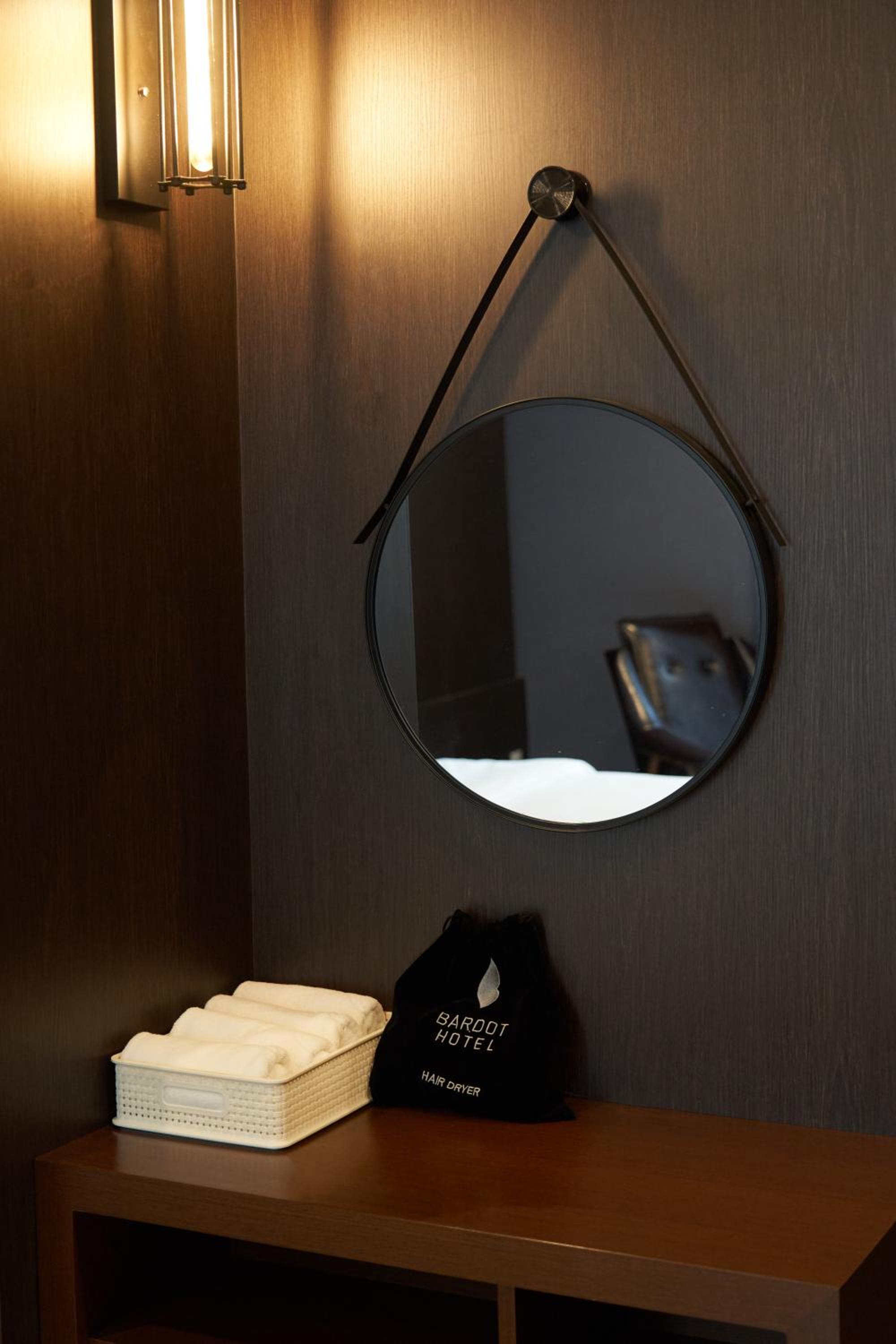 Deluxe Double Room with Bath - Photo 10