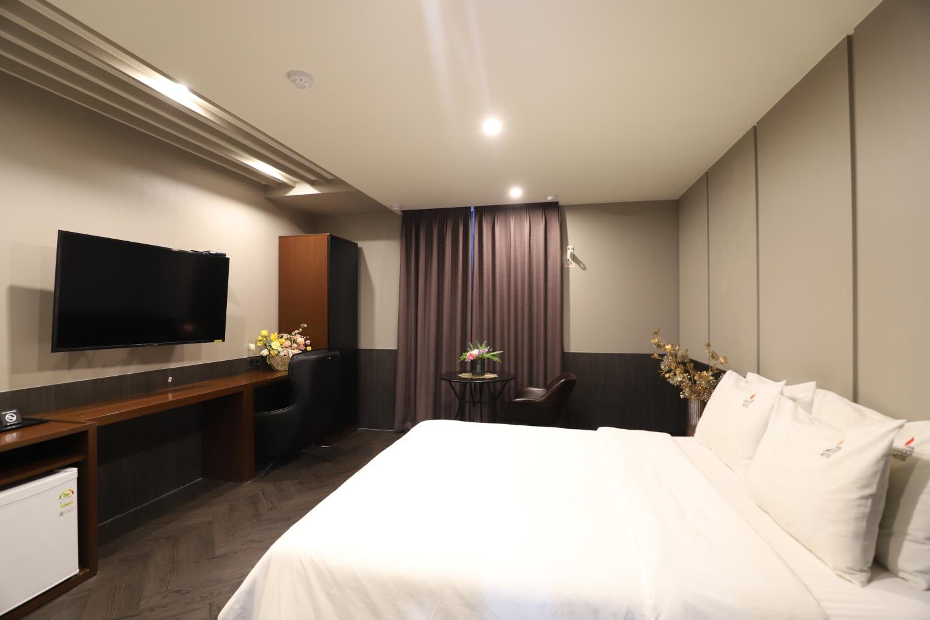 Deluxe Double Room with Bath - Photo 7