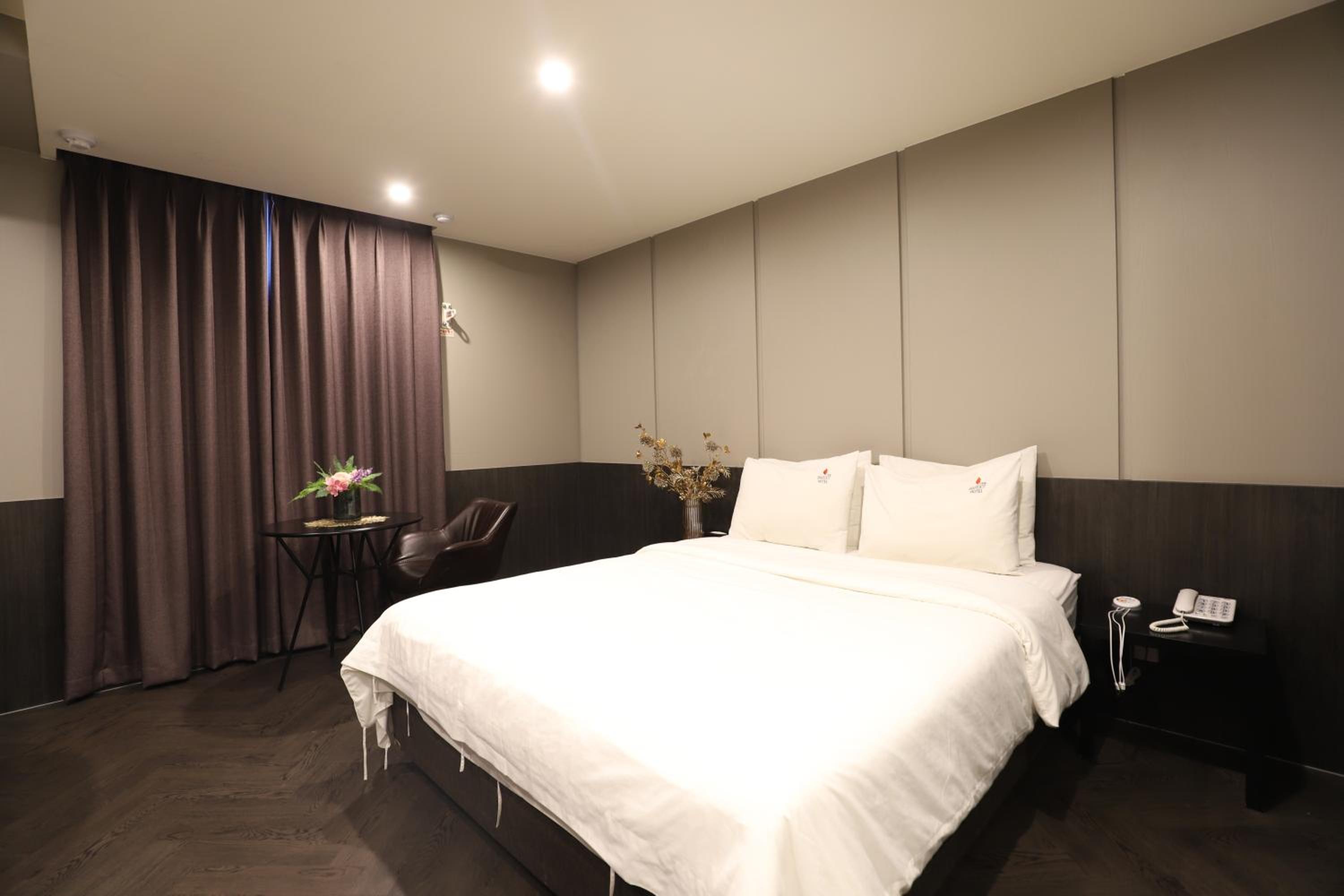 Deluxe Double Room with Bath - Photo 9