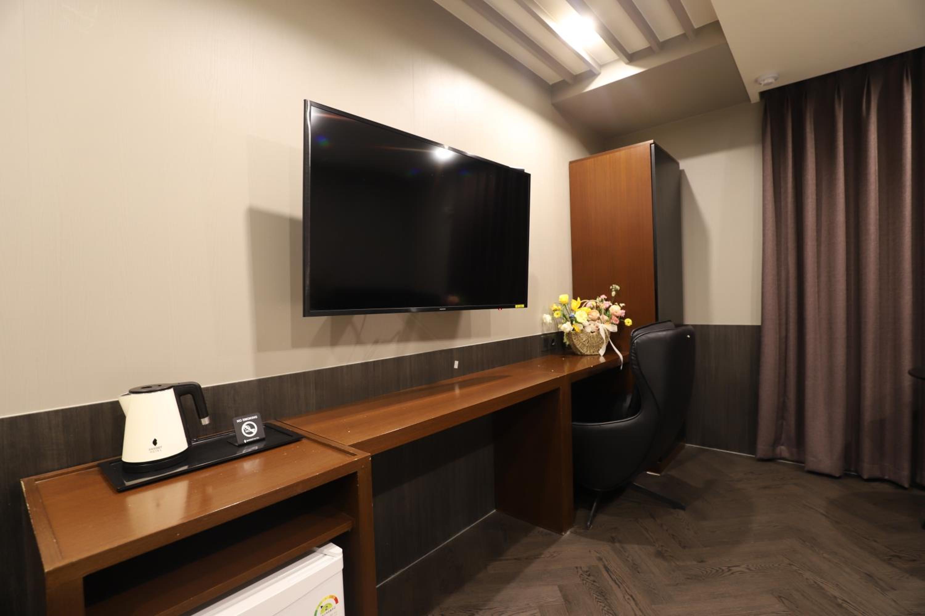 Deluxe Double Room with Bath - Photo 11