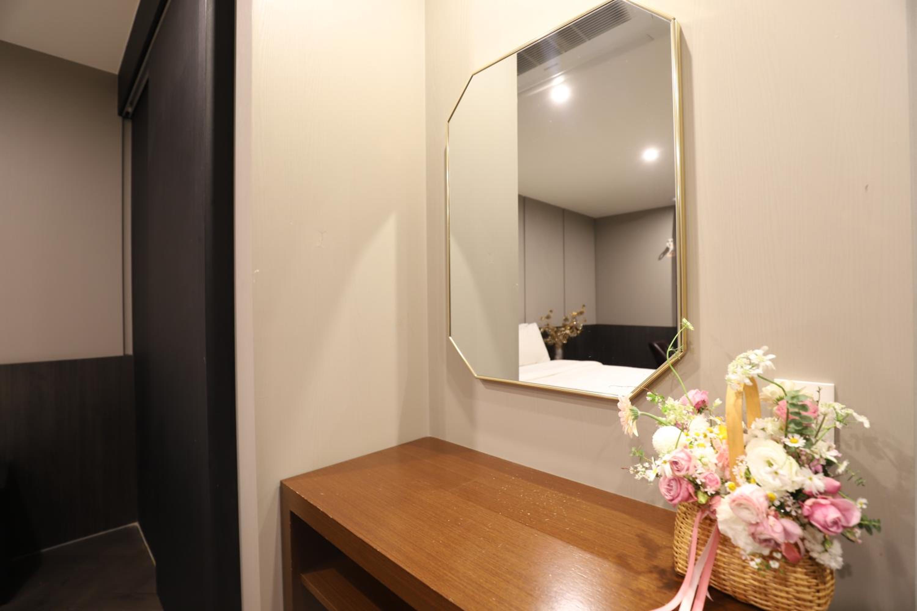 Deluxe Double Room with Bath - Photo 8