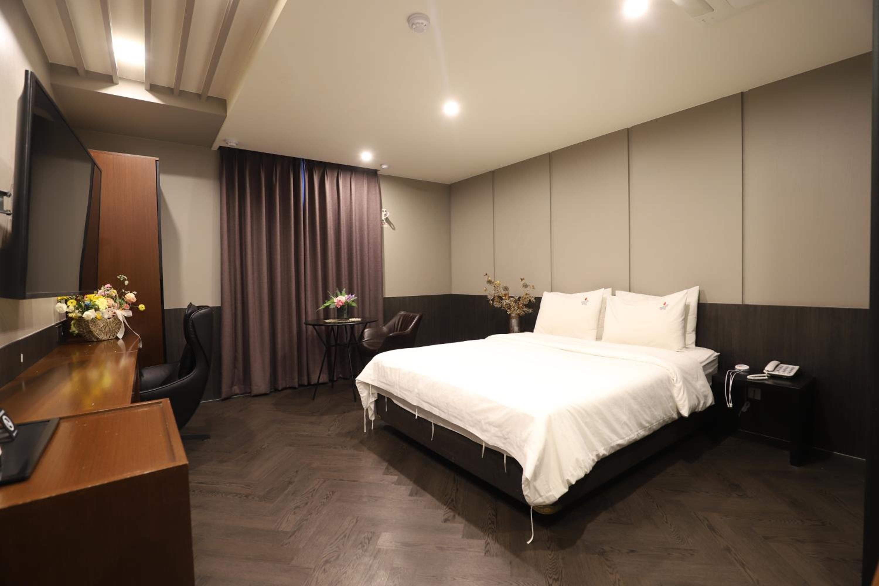 Deluxe Double Room with Bath - Photo 6