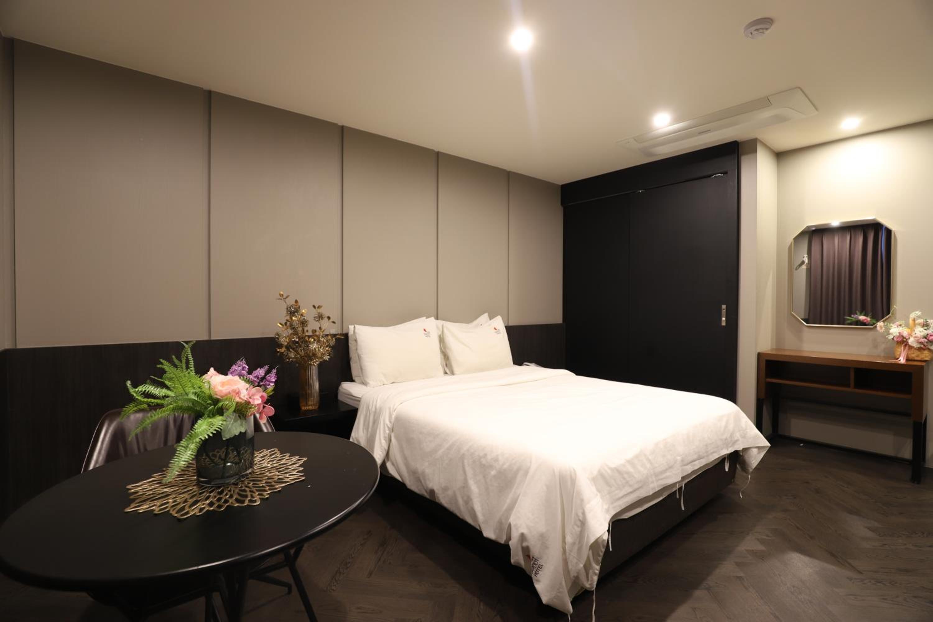 Deluxe Double Room with Bath - Photo 1