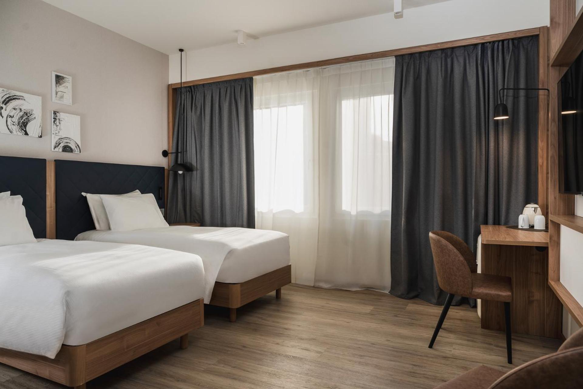 Twin Room thumbnail 5