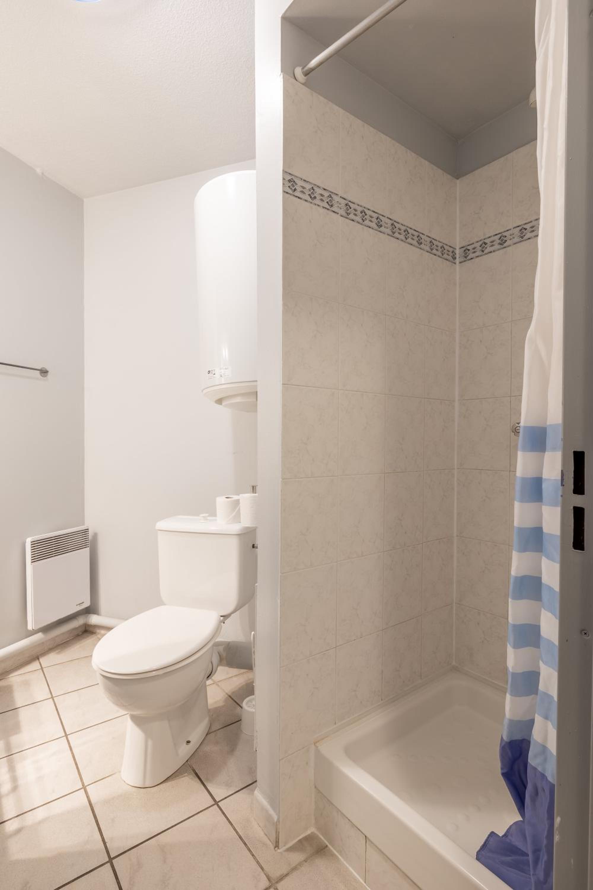One-Bedroom Apartment - Photo 12