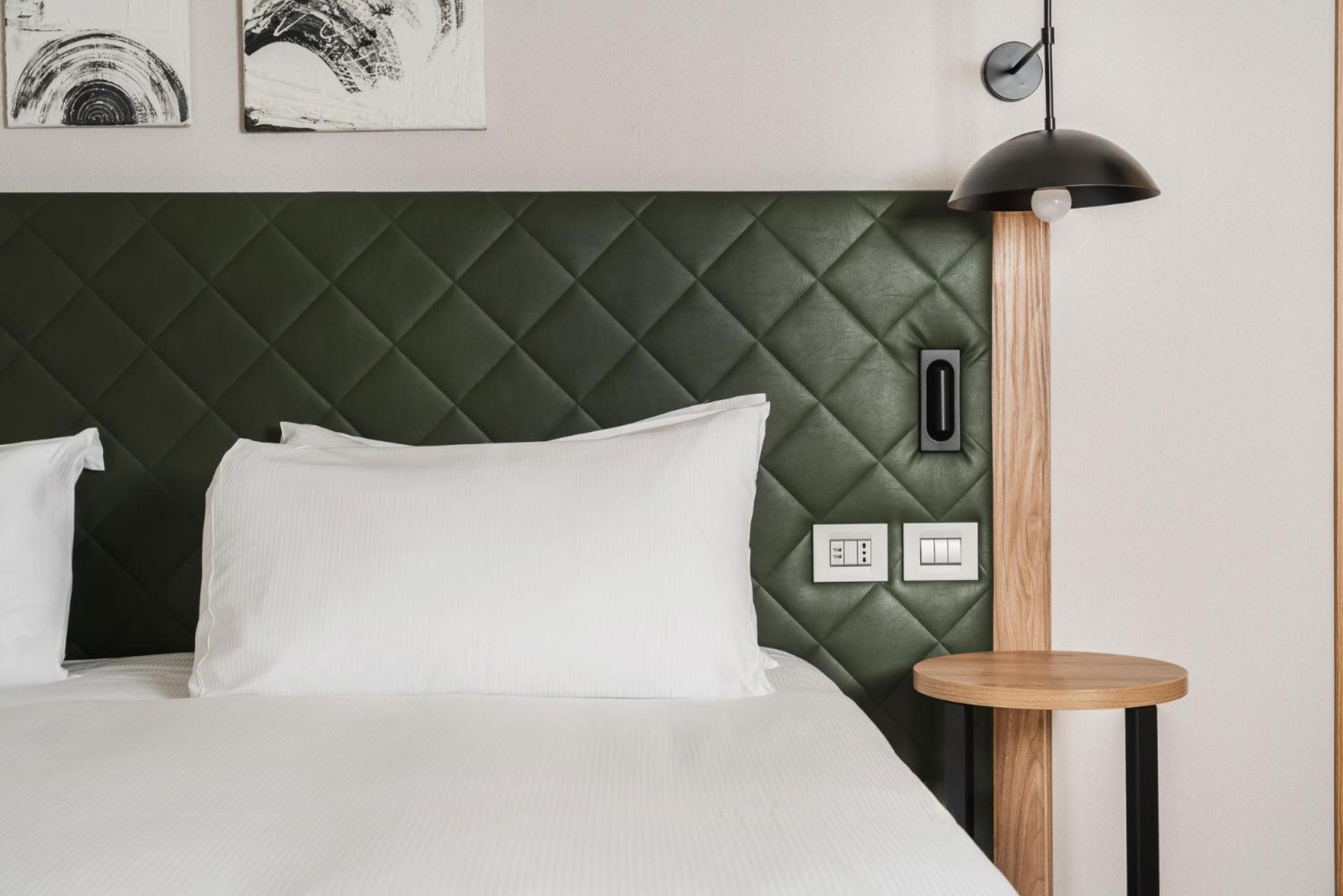 Queen Room - Accessible