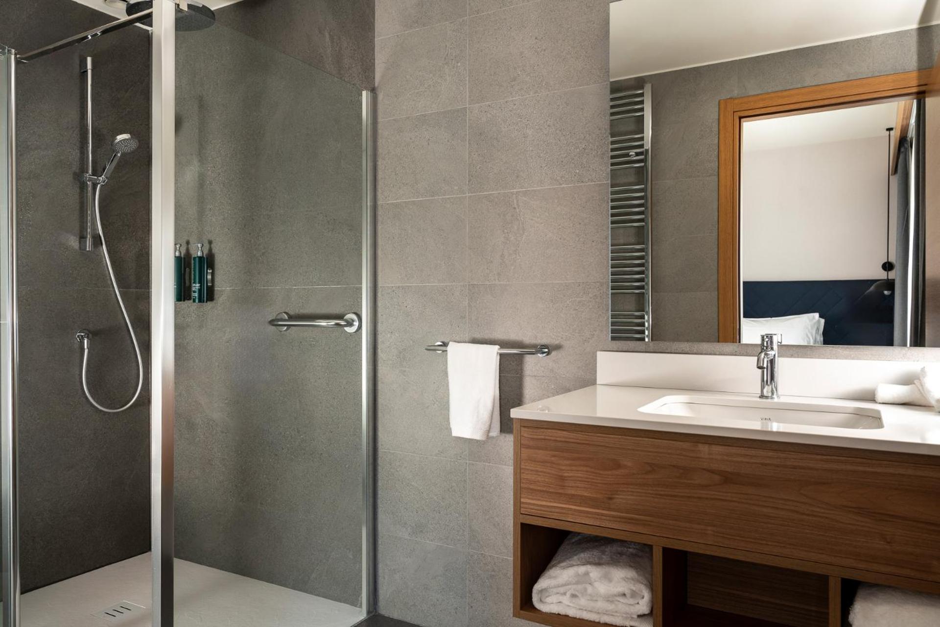 Queen Room - Accessible