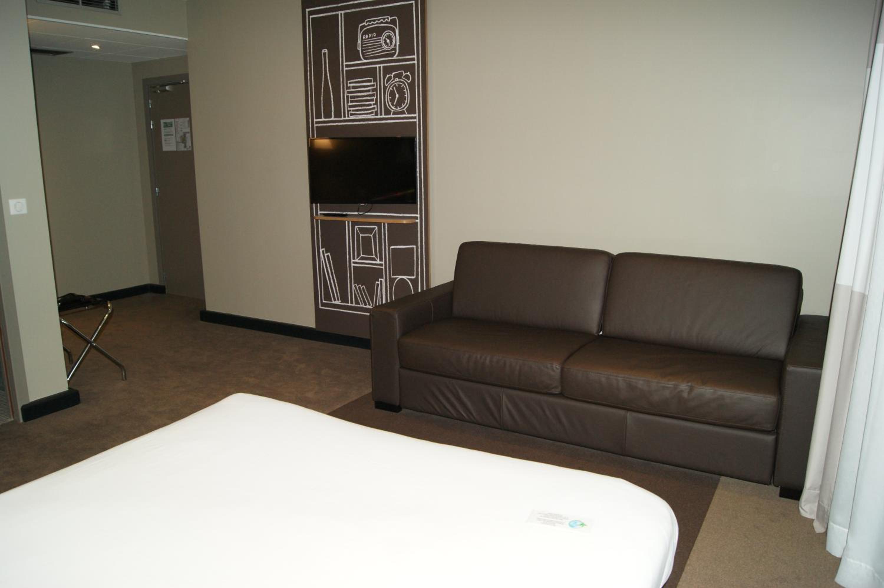 Superior Family Room - Photo 5
