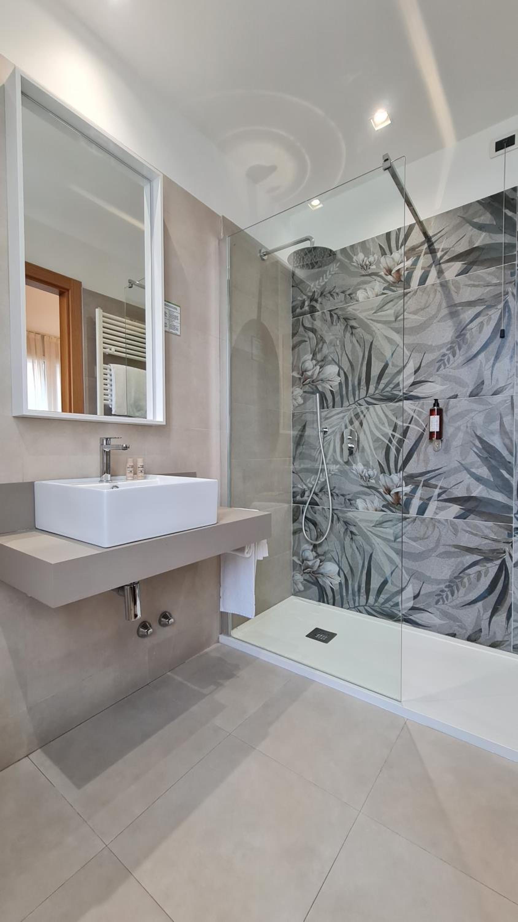 Standard Double or Twin Room - Photo 3