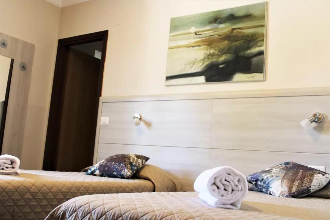 Twin Room - Photo 3