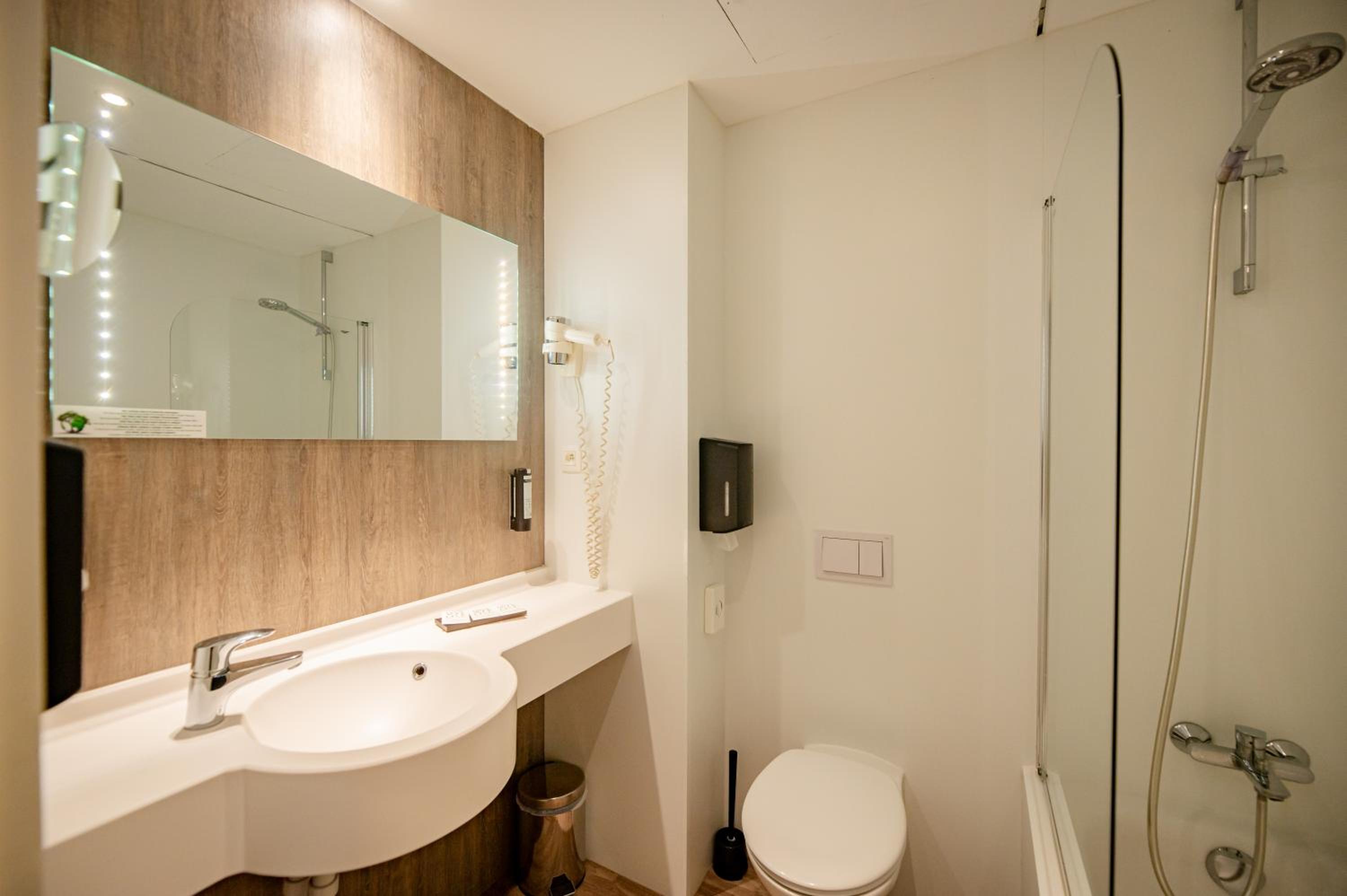 Executive Room - Photo 11