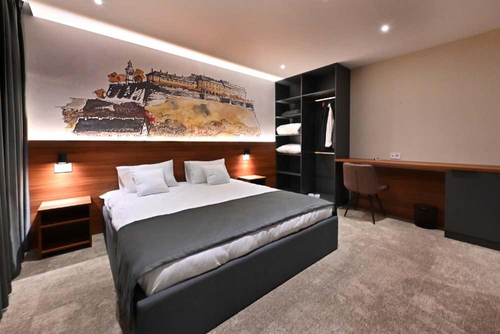Deluxe King Studio with Free Parking photo 1
