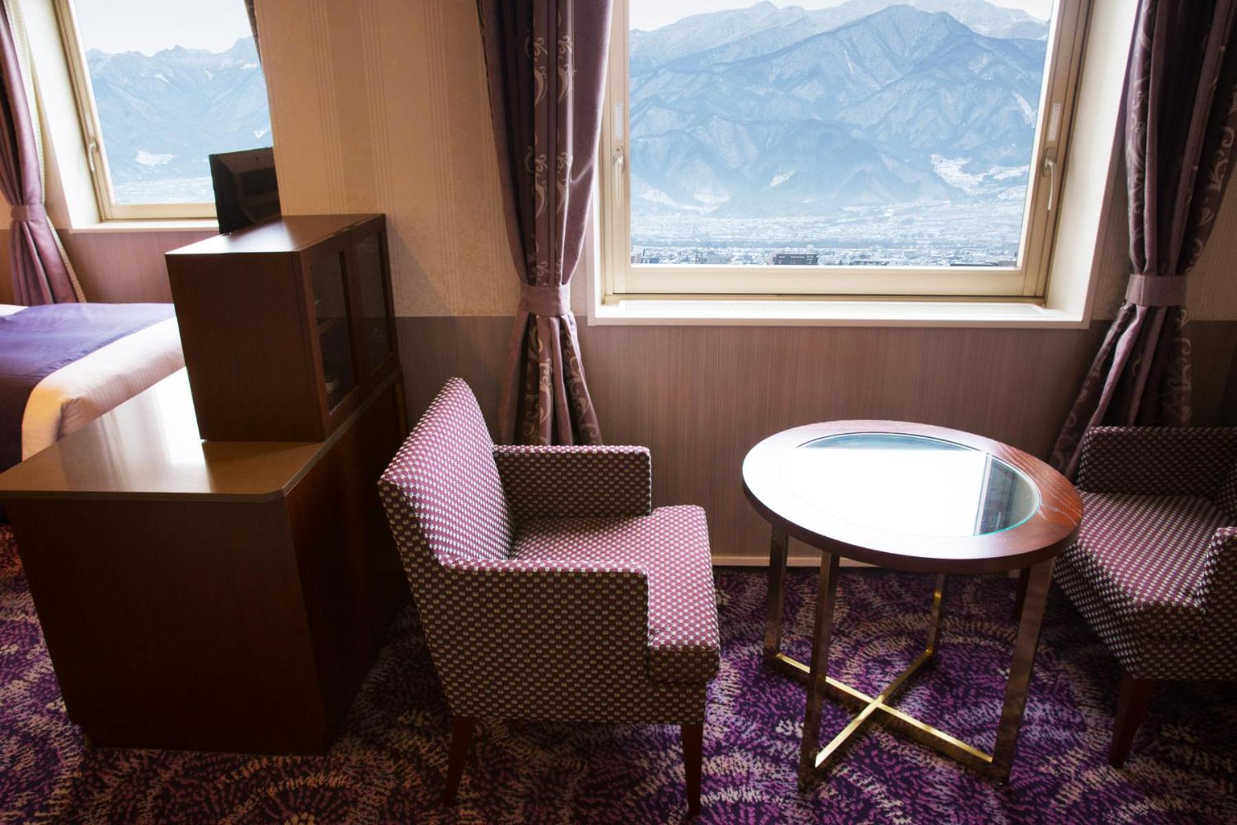 One-Bedroom Suite - Photo 2
