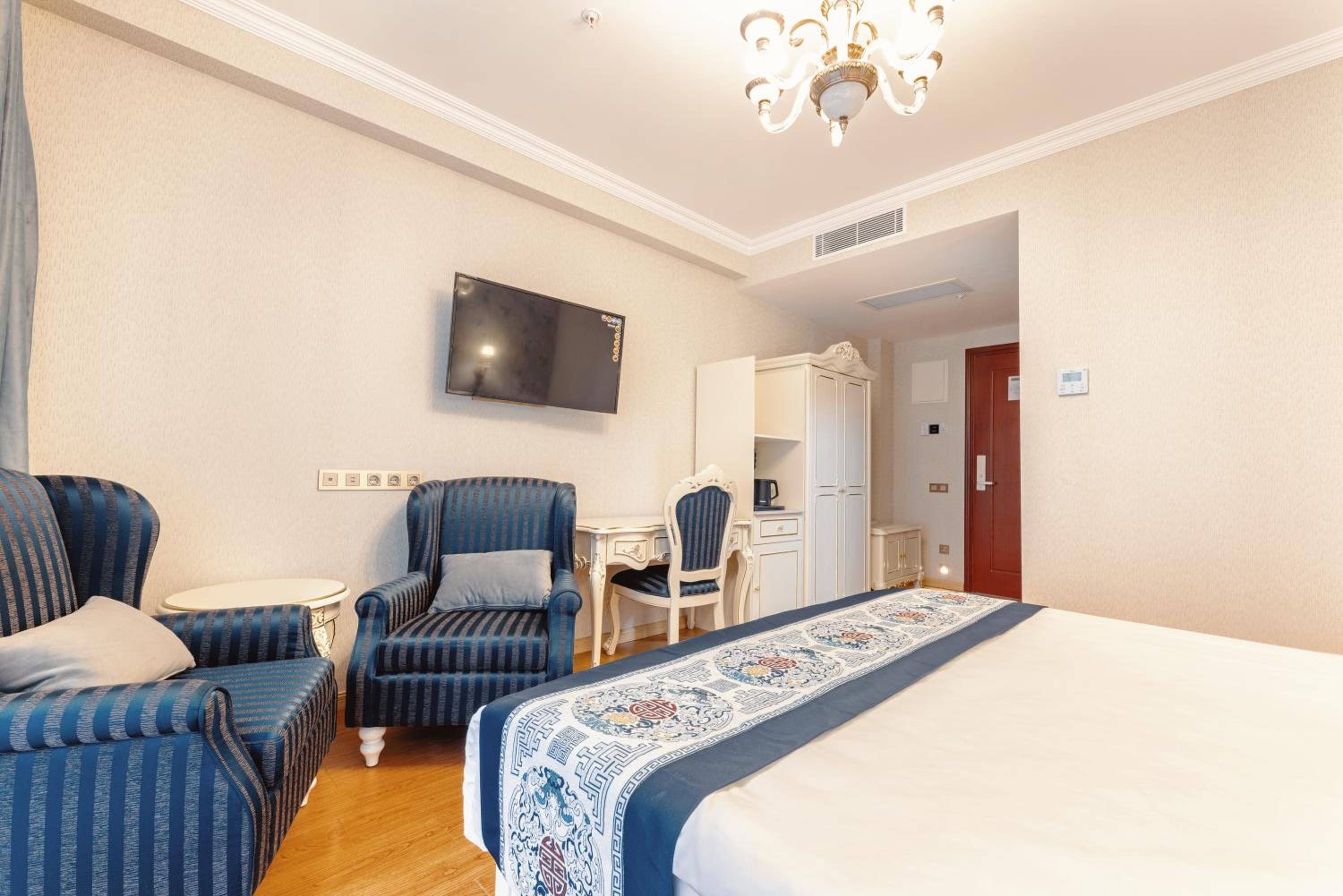 Double or Twin Room with City View - Photo 2