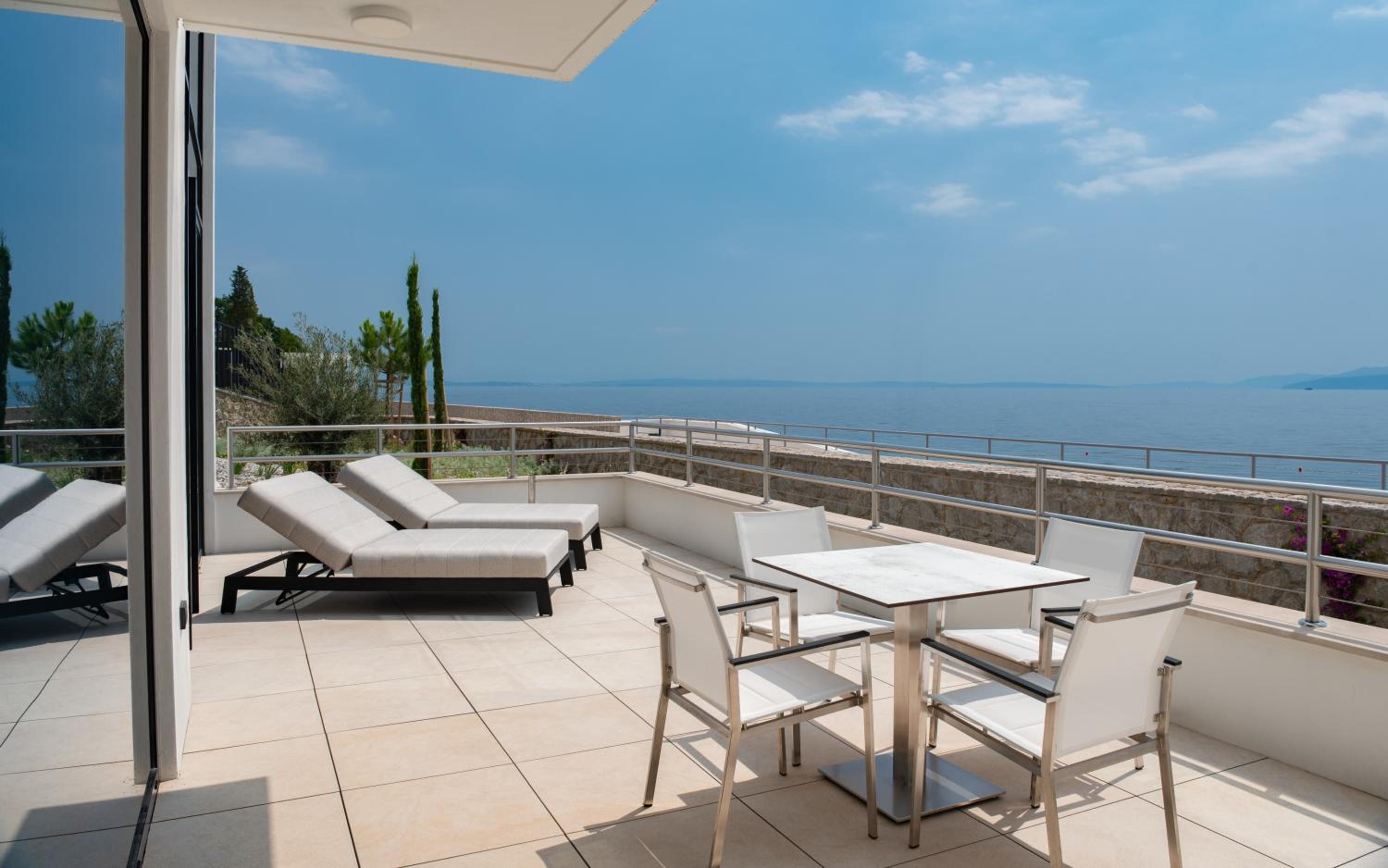 King Beach Front One-Bedroom Villa Apartment - Photo 2