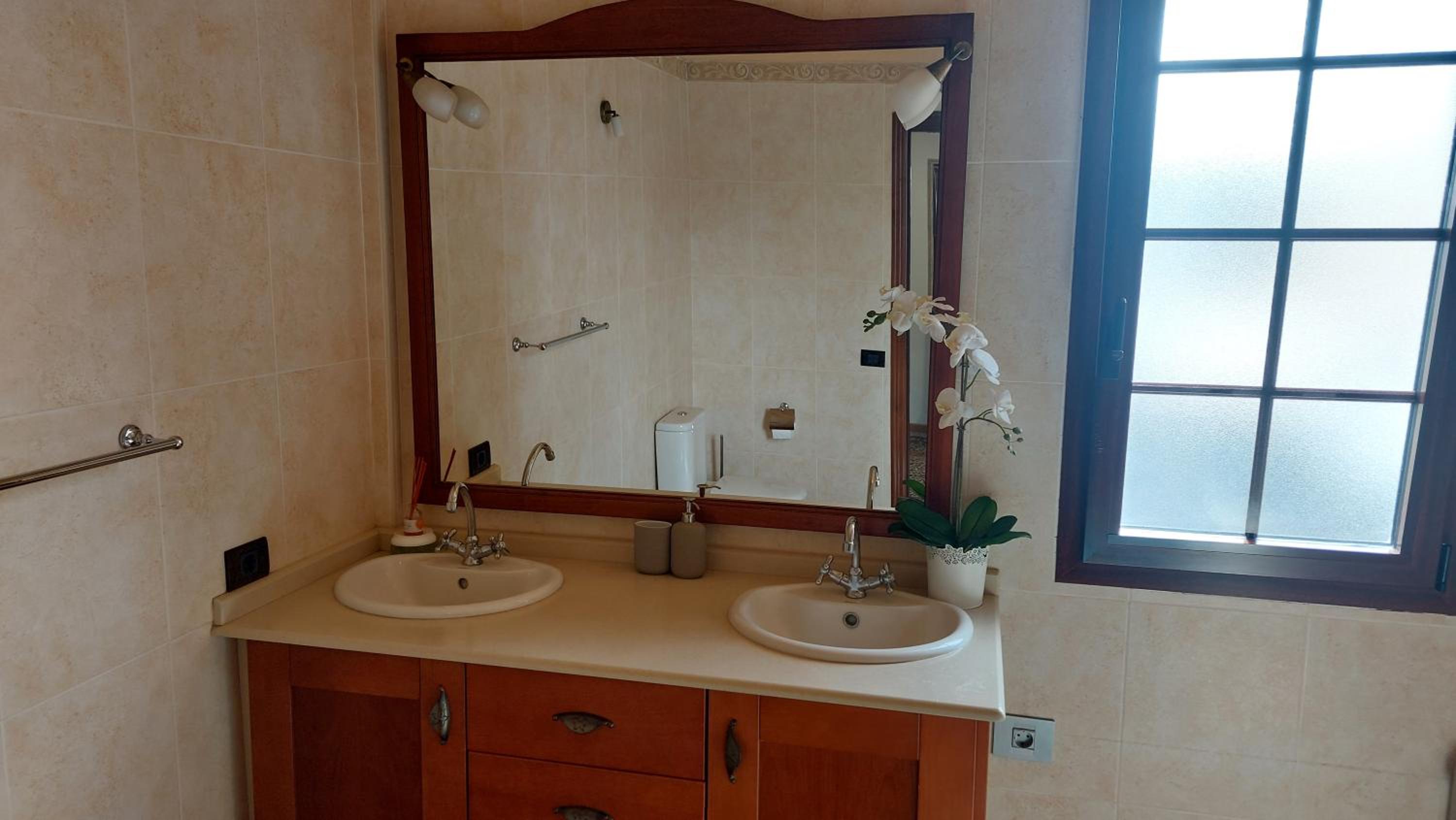 Deluxe Double Room with Private Bathroom and Balcony - Photo 19