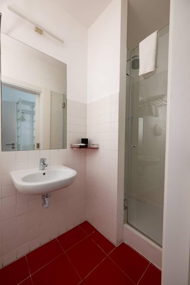 Budget Twin Room - Photo 3