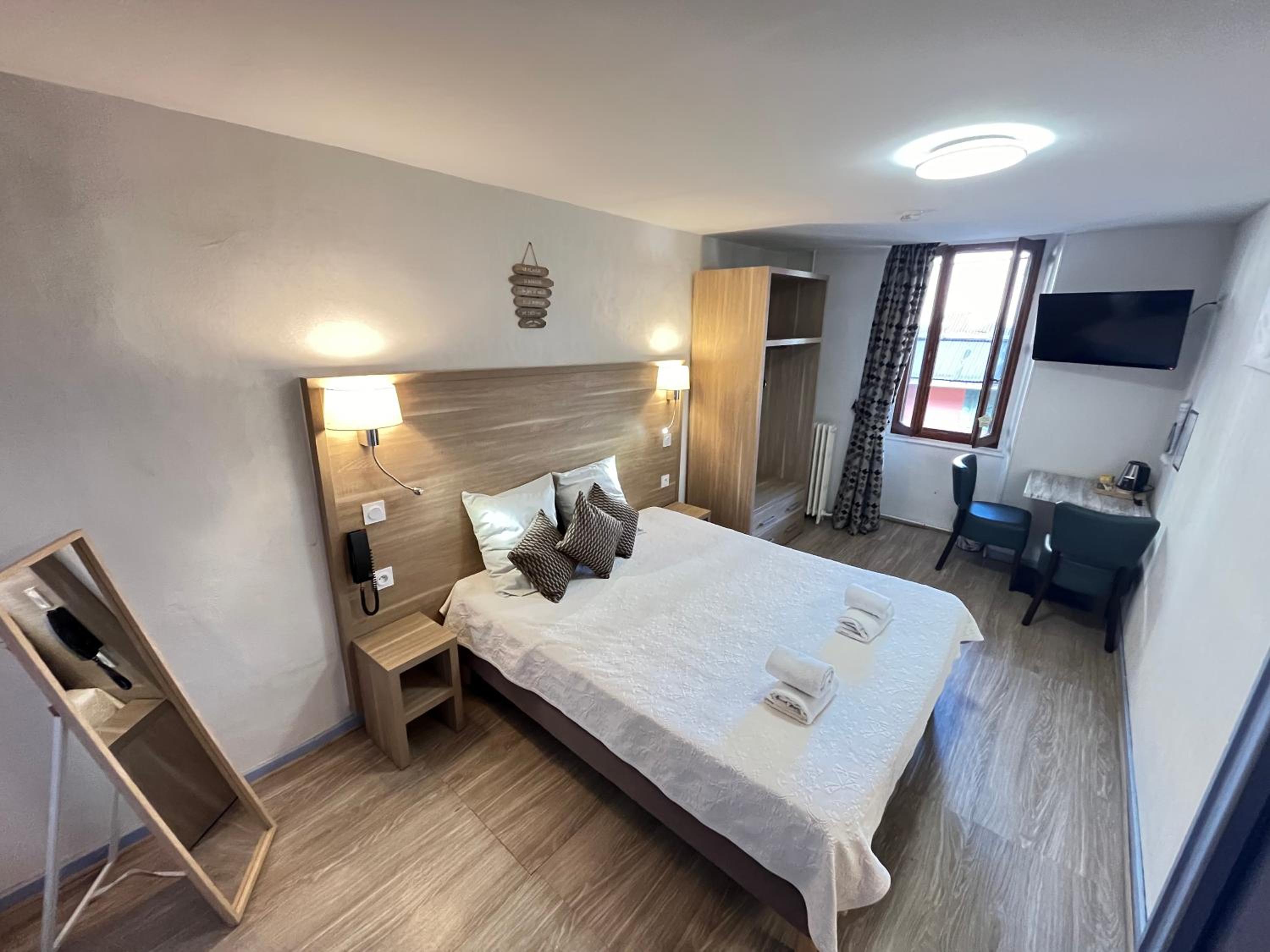Small Double Room - Photo 8