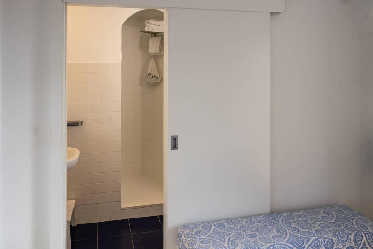 Twin Room with City View - Photo 5