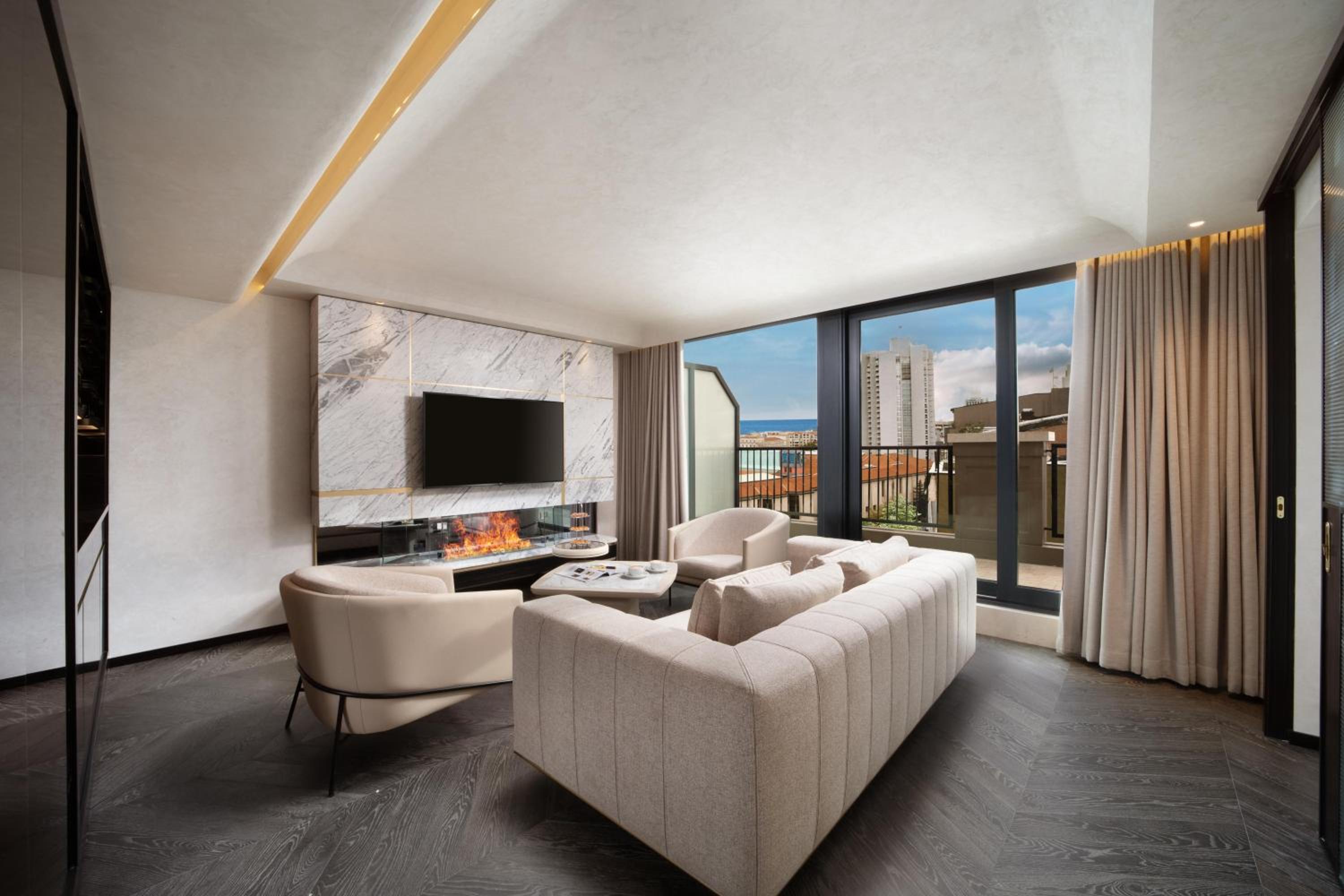 King Suite with Balcony photo 1