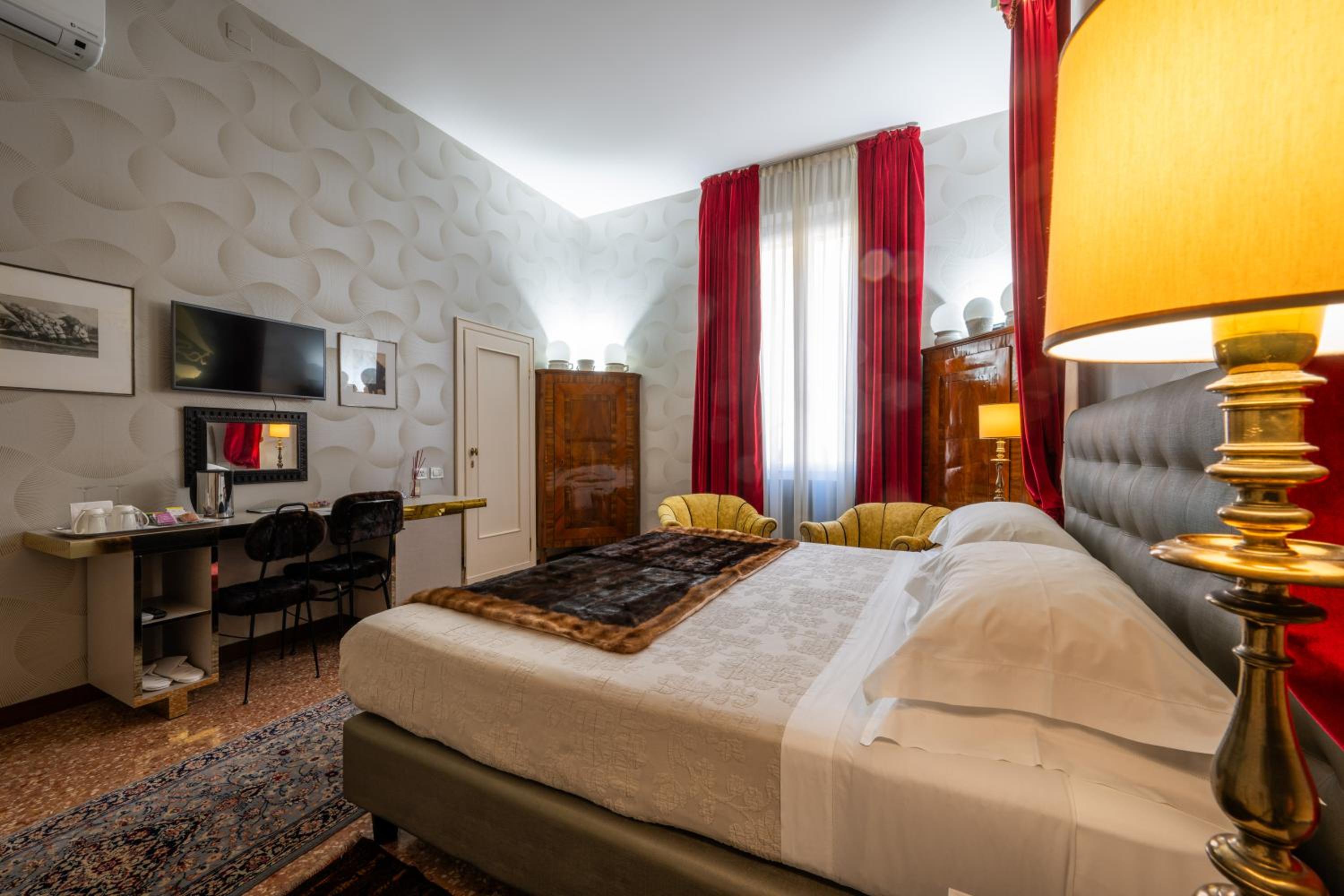 Superior King Room - Photo 3