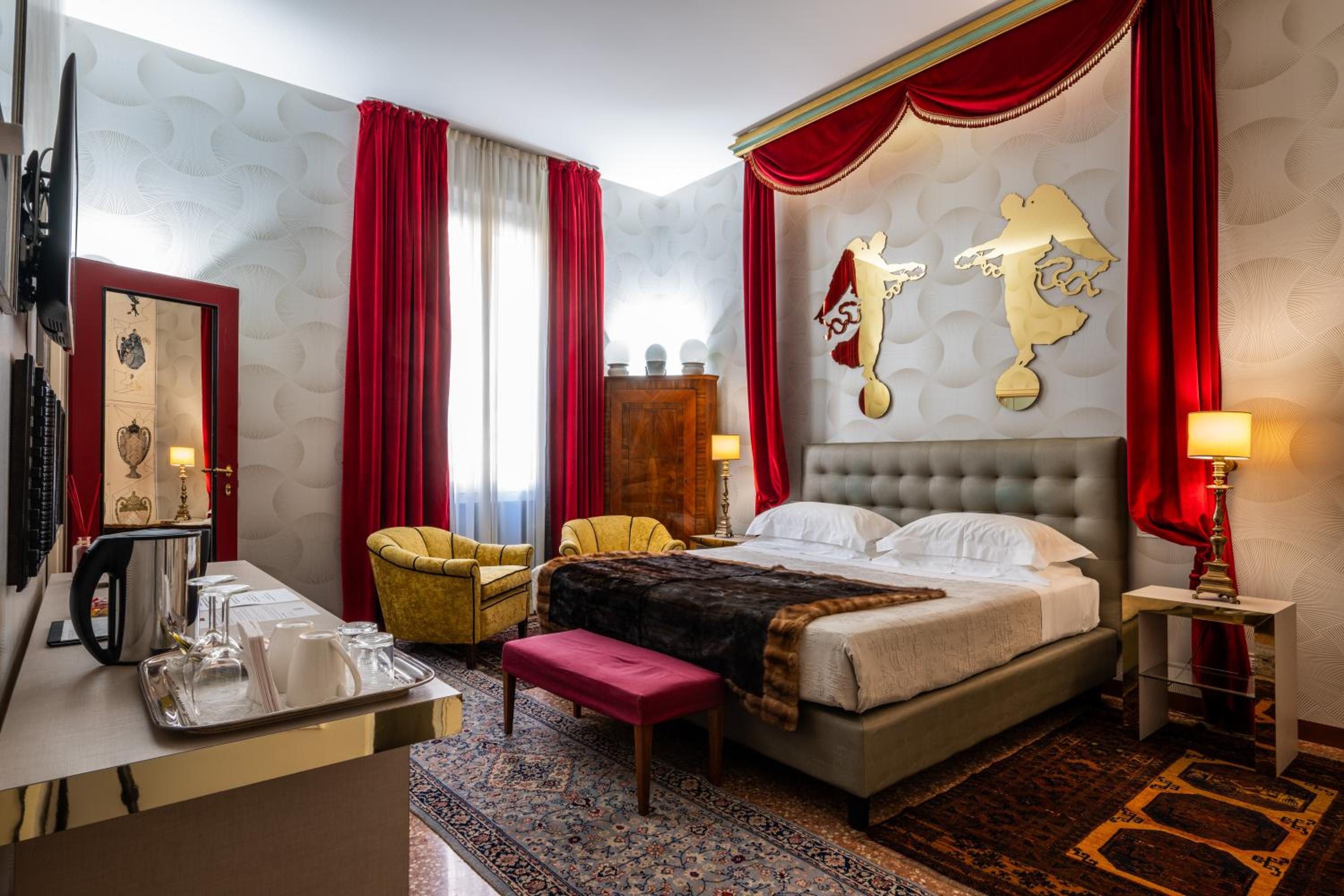 Superior King Room - Photo 1