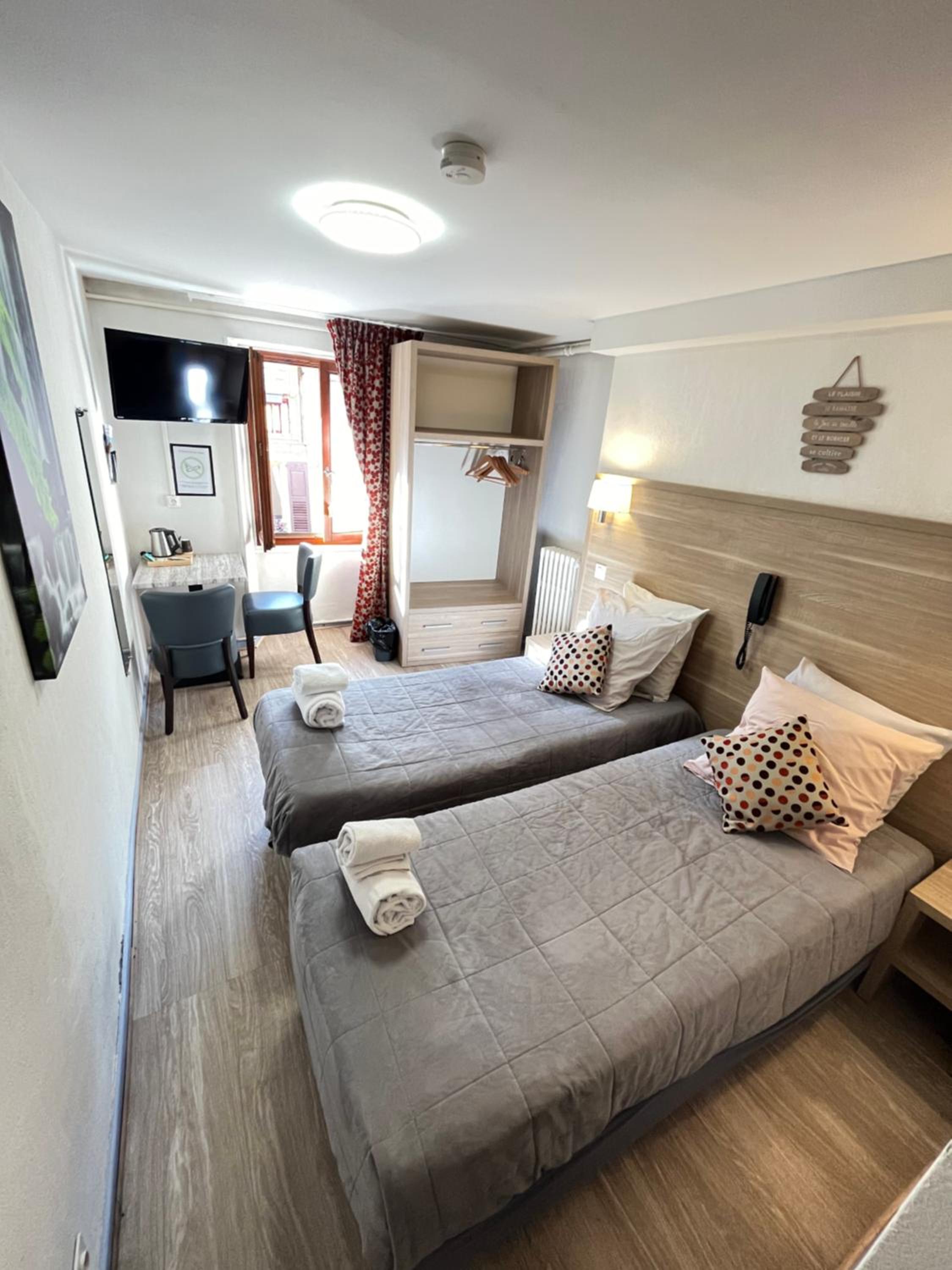 Small Twin Room - Photo 6
