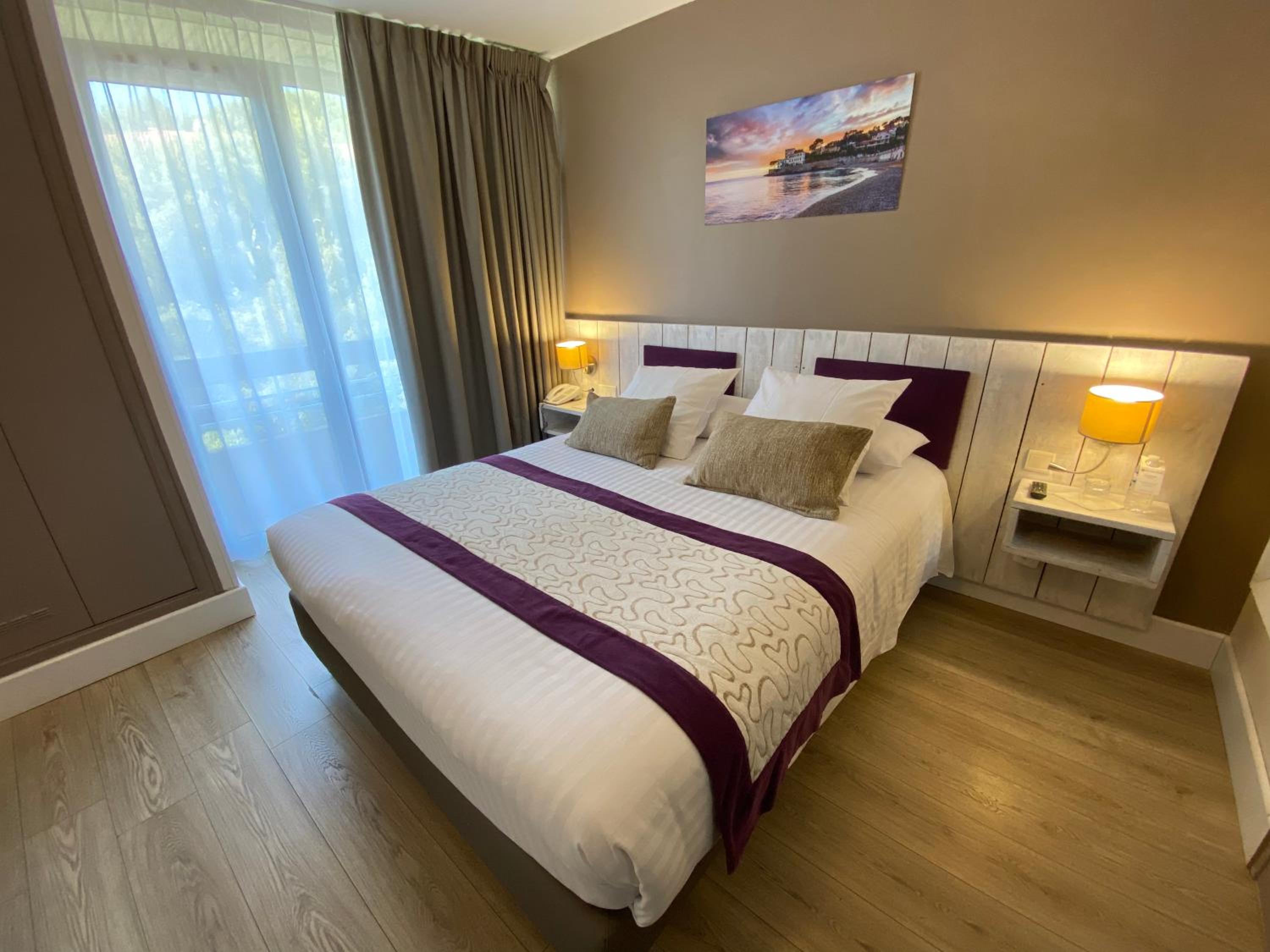 Comfort Queen Room with Balcony - Photo 2