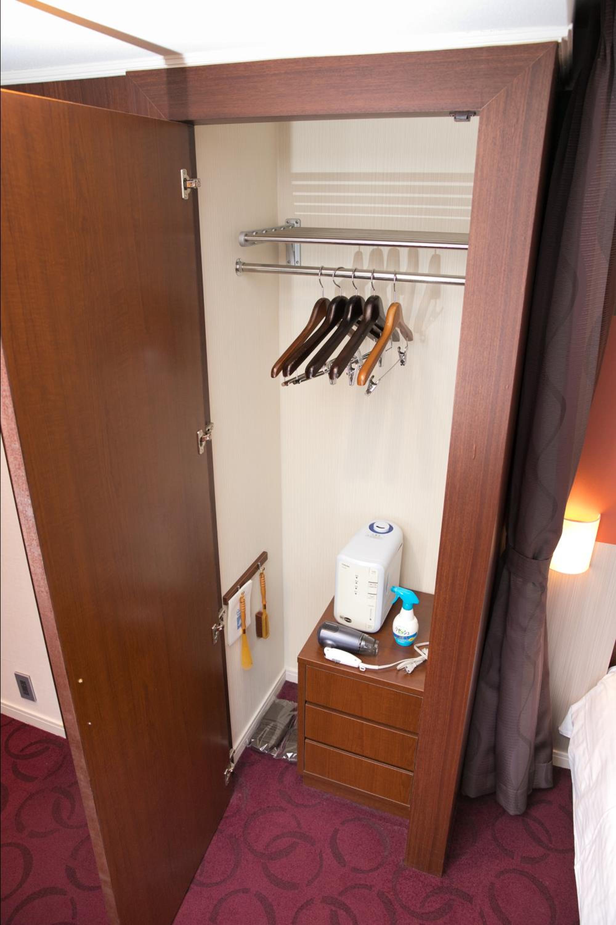 Corner Twin Room - Non-Smoking - Photo 11