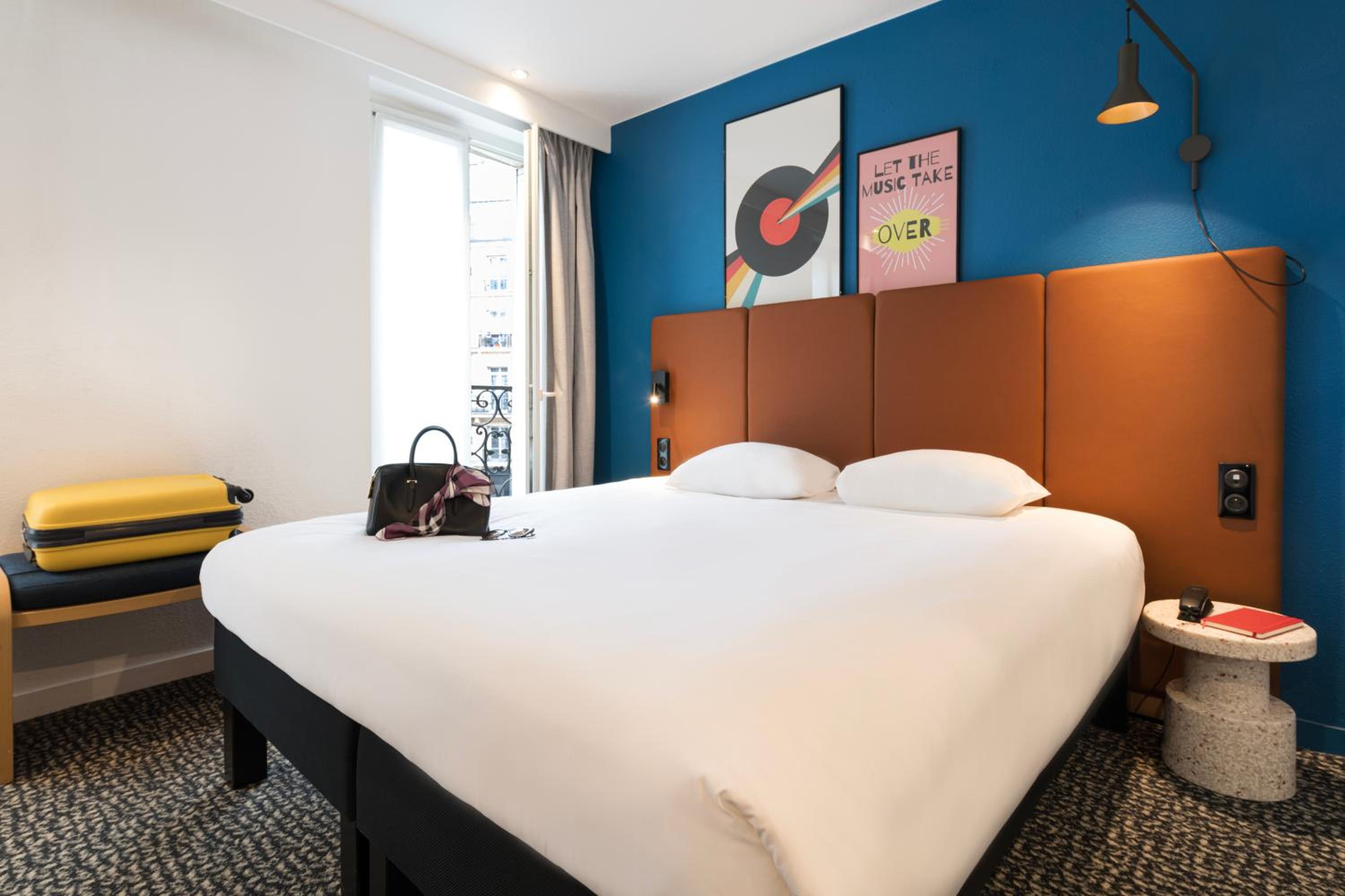 Standard Room with 1 double bed and 1 single bed photo 2