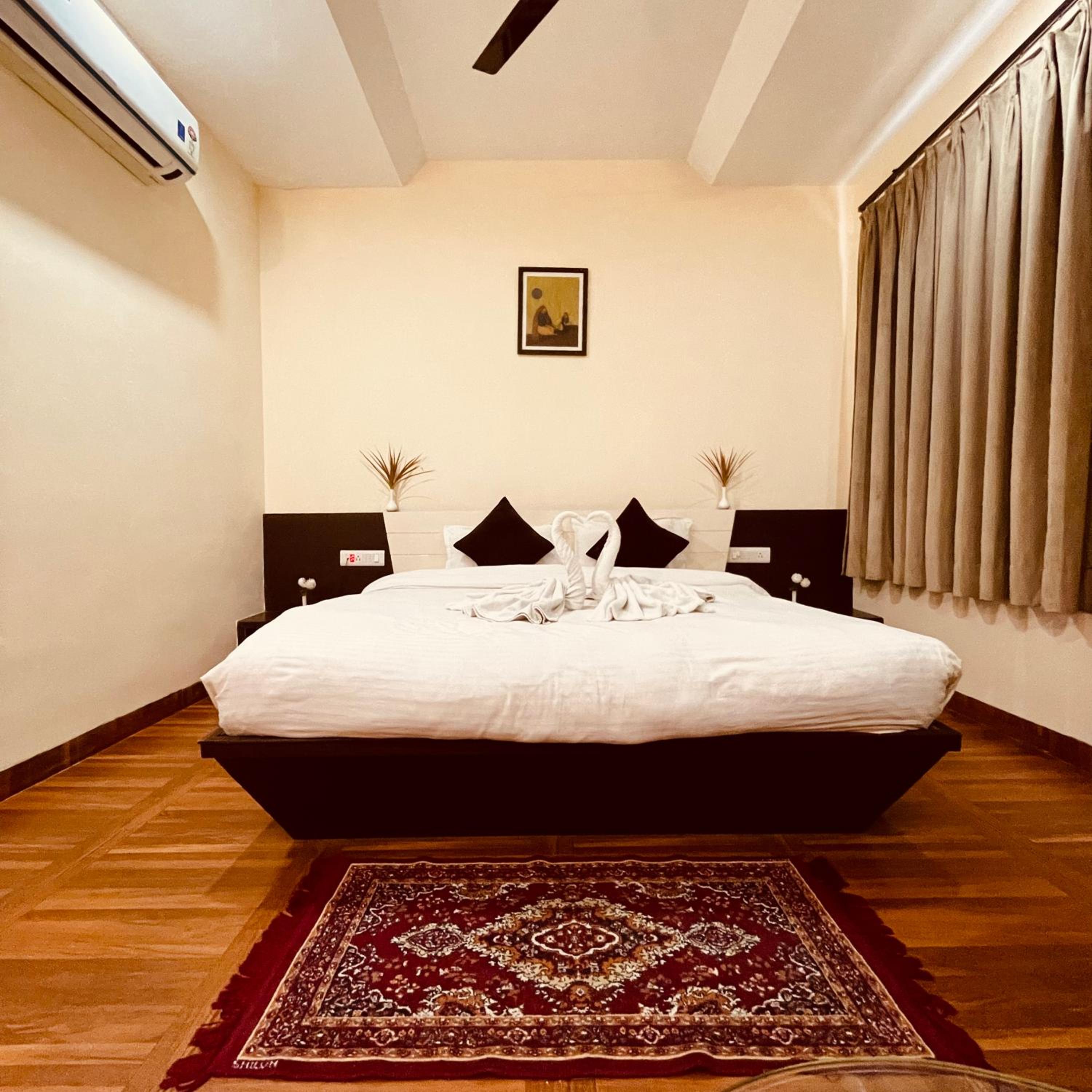 Deluxe King Room photo 2