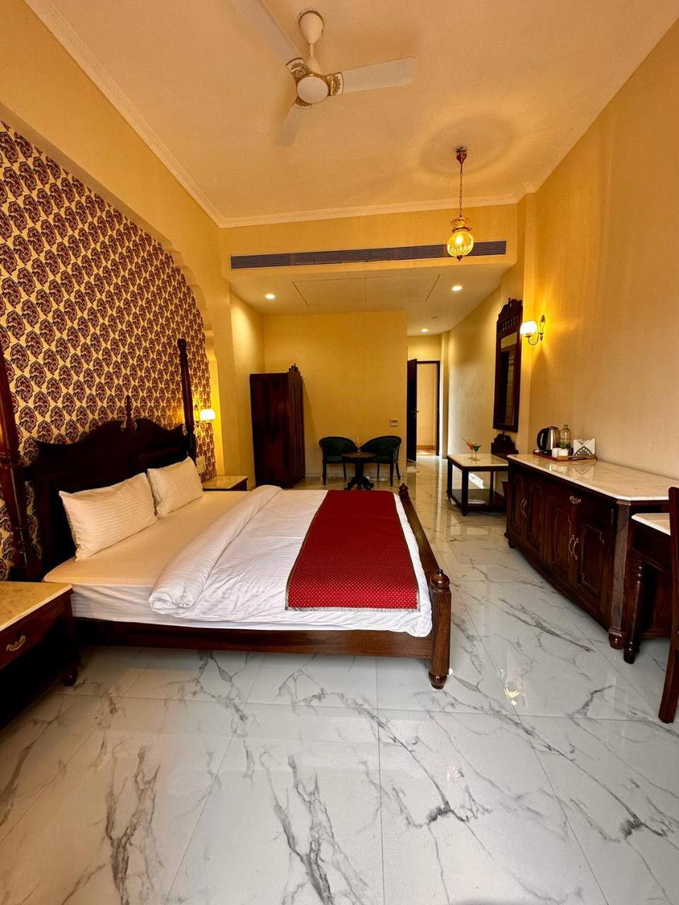 Deluxe King Room photo 1