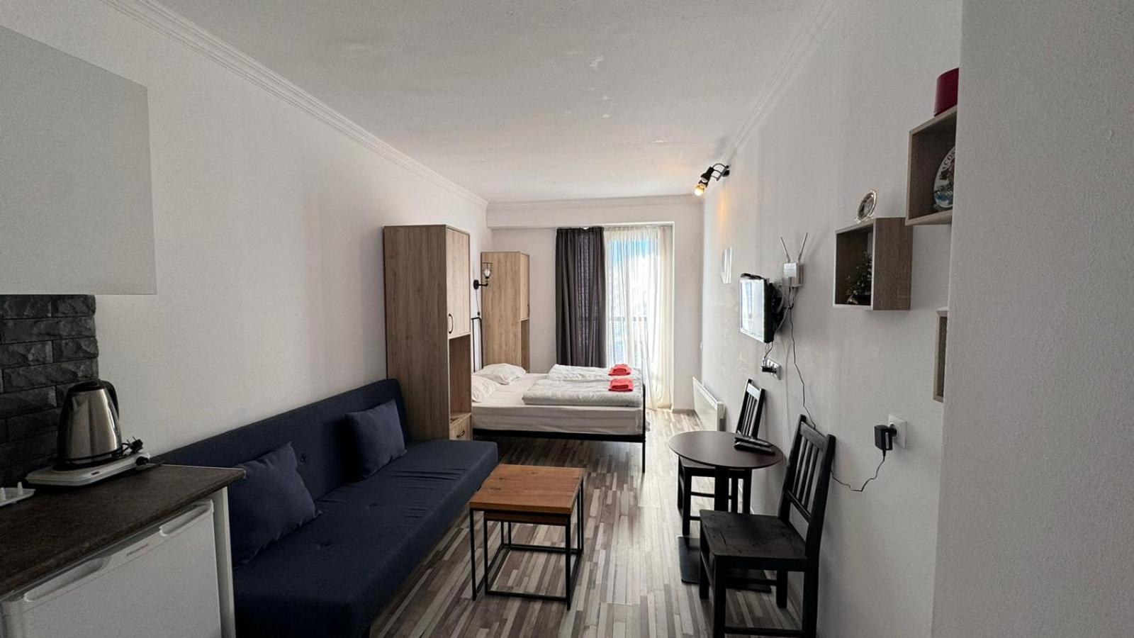 One-Bedroom Apartment photo 1