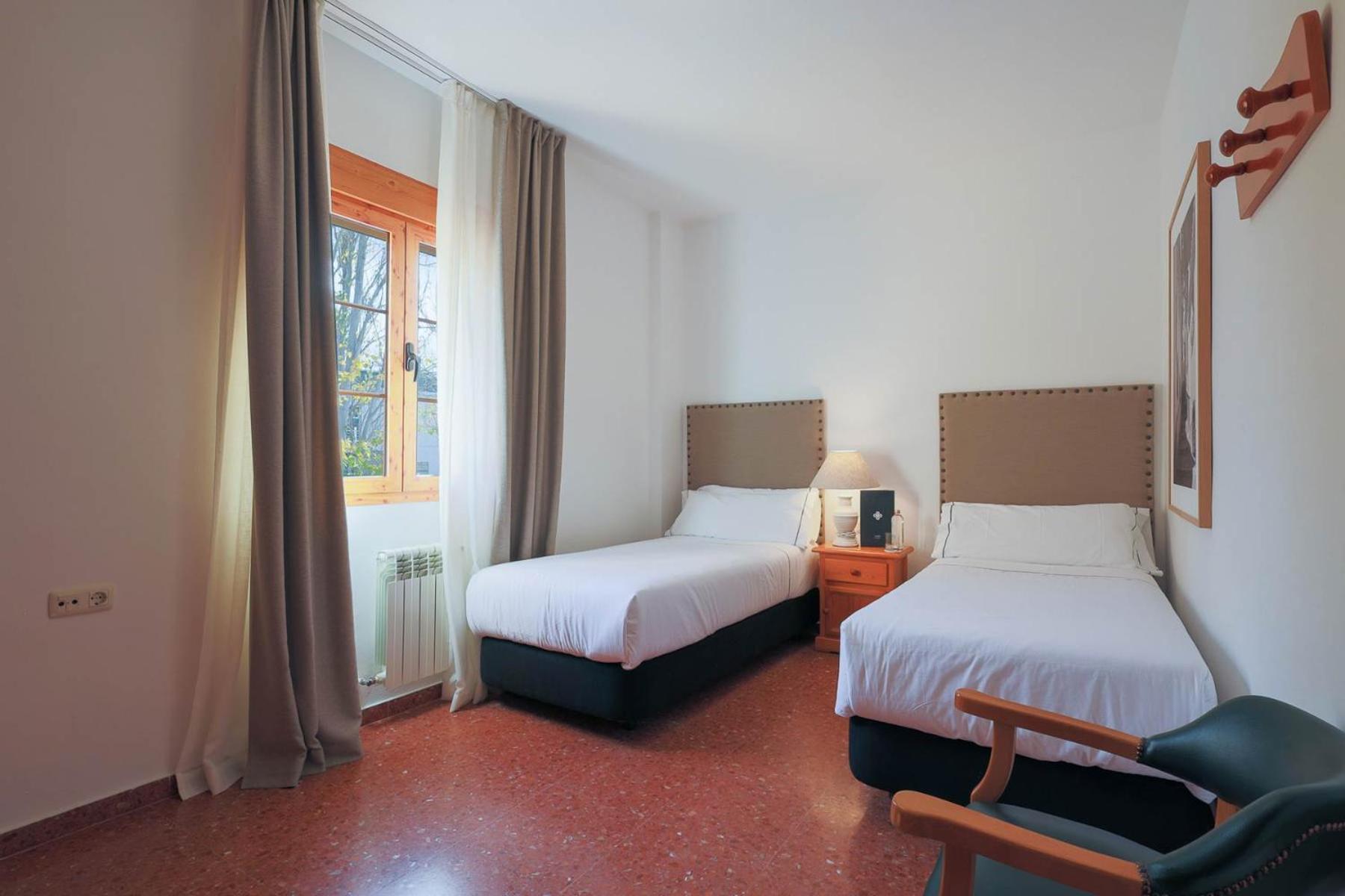 Double or Twin Room - Photo 3