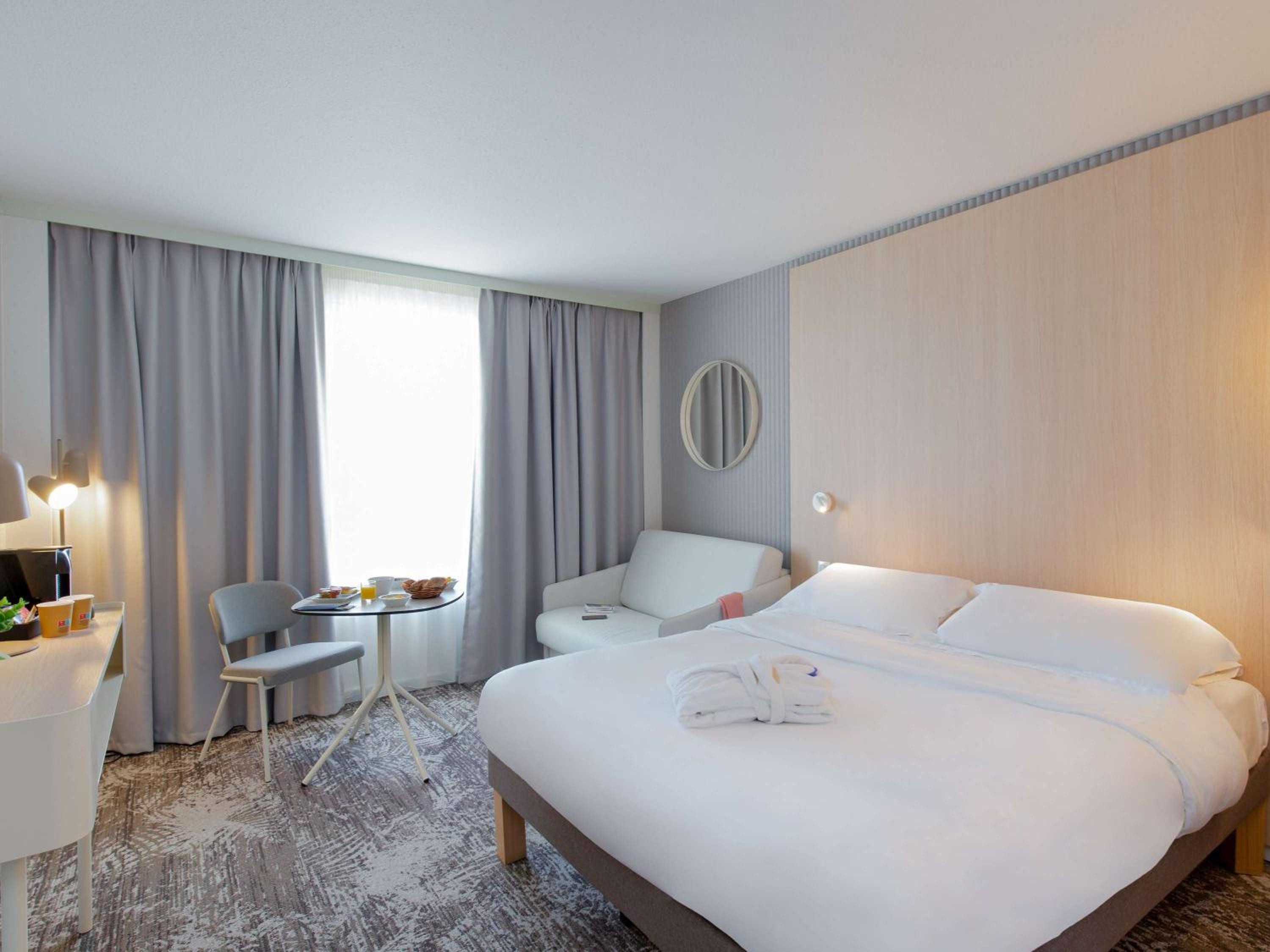 Executive Room with One Double Bed and One Single Sofa Bed  photo 3