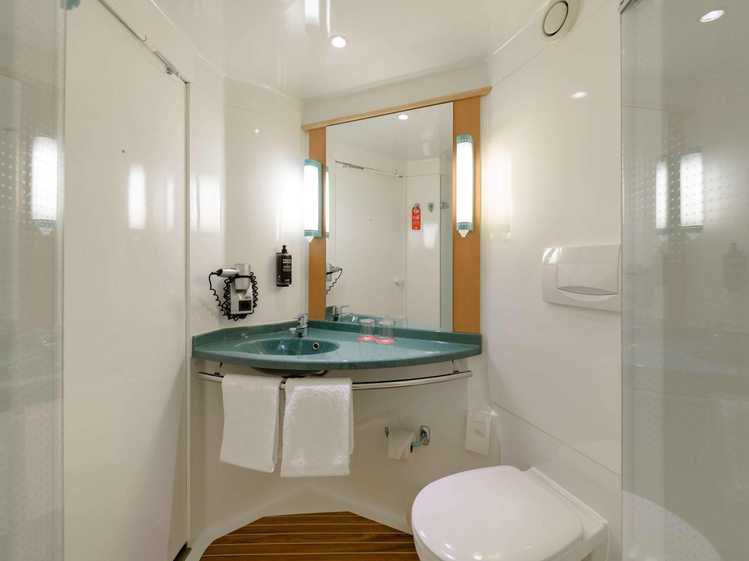 Twin Room - Photo 25