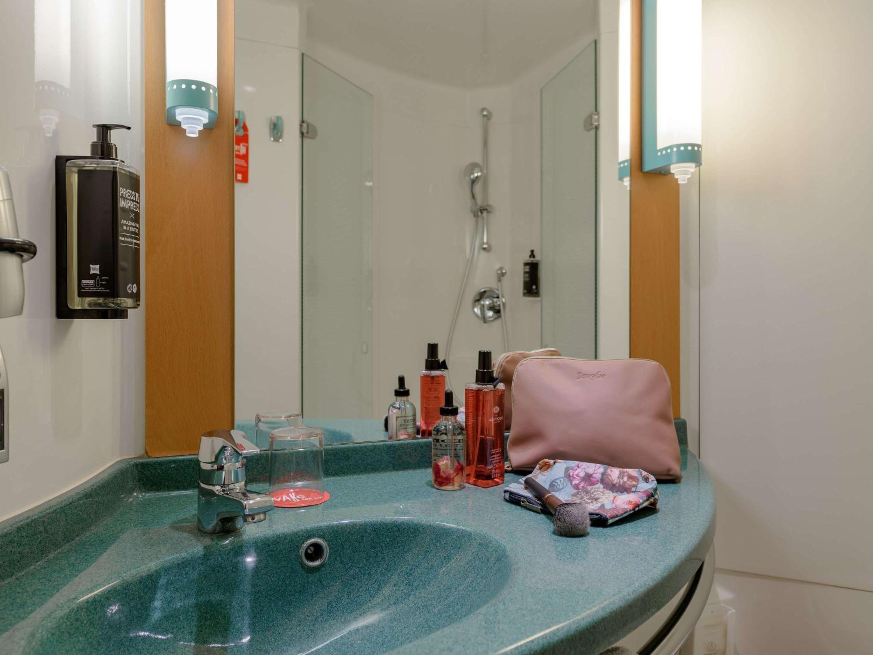 Twin Room - Photo 15
