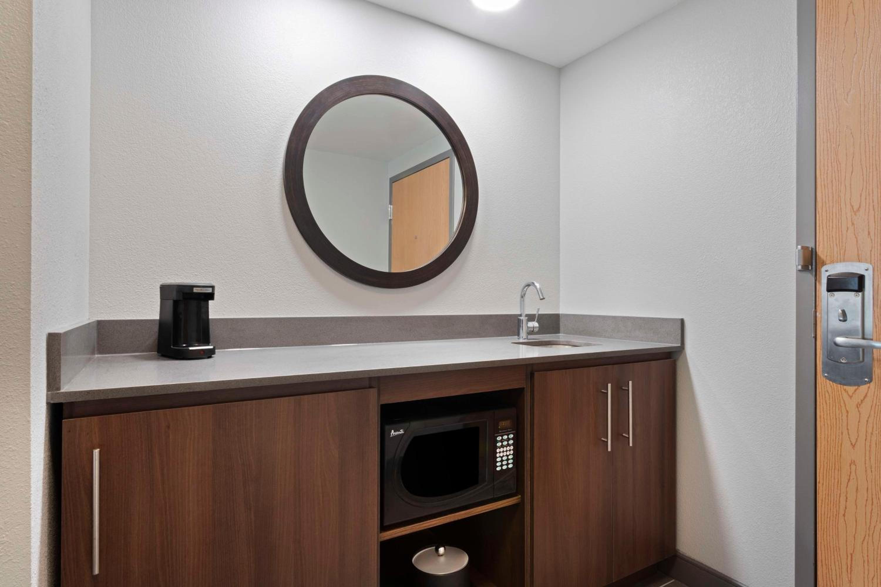 King Studio Suite - Non-Smoking - Photo 7